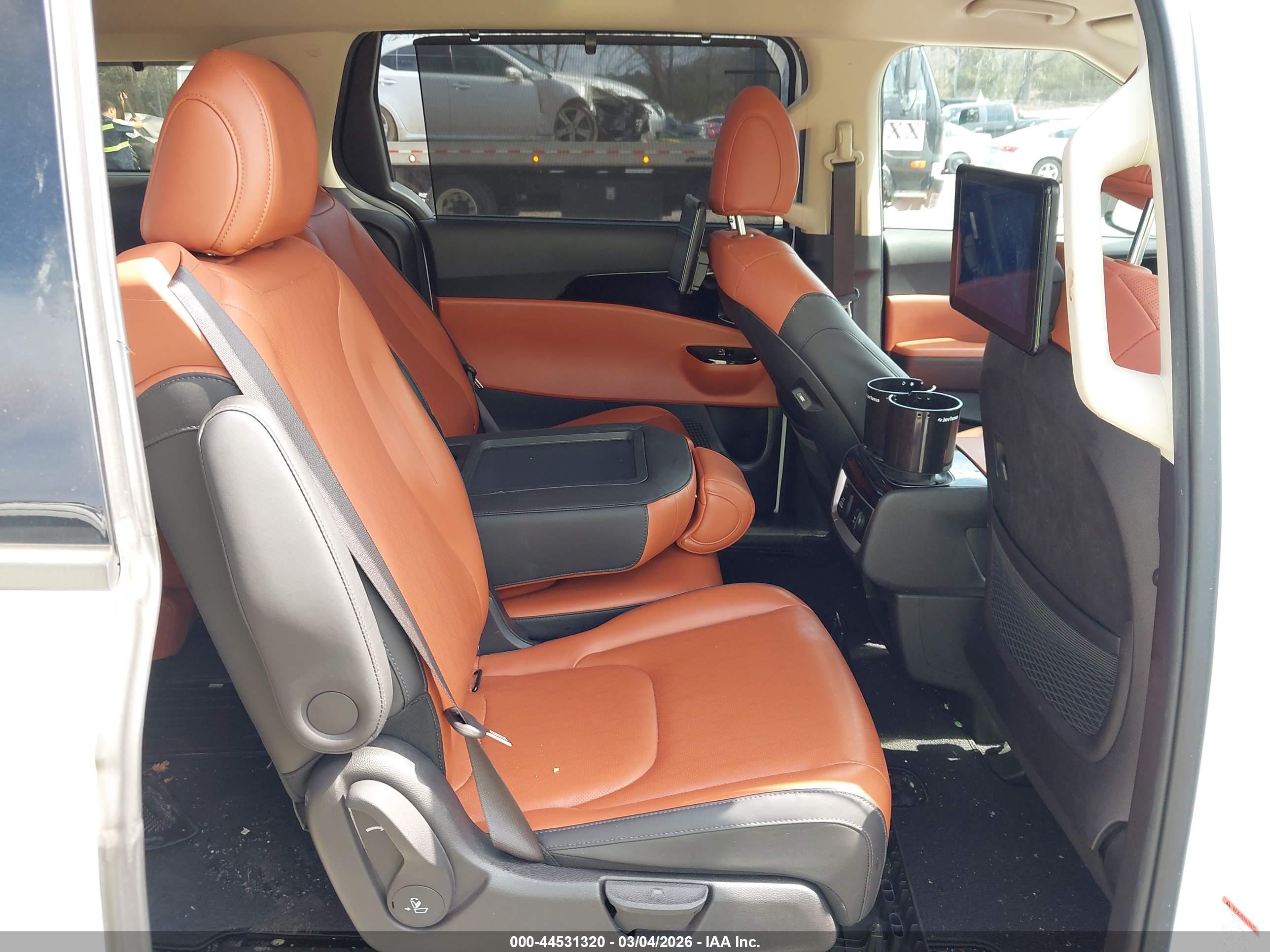 KIA CARNIVAL image 8
