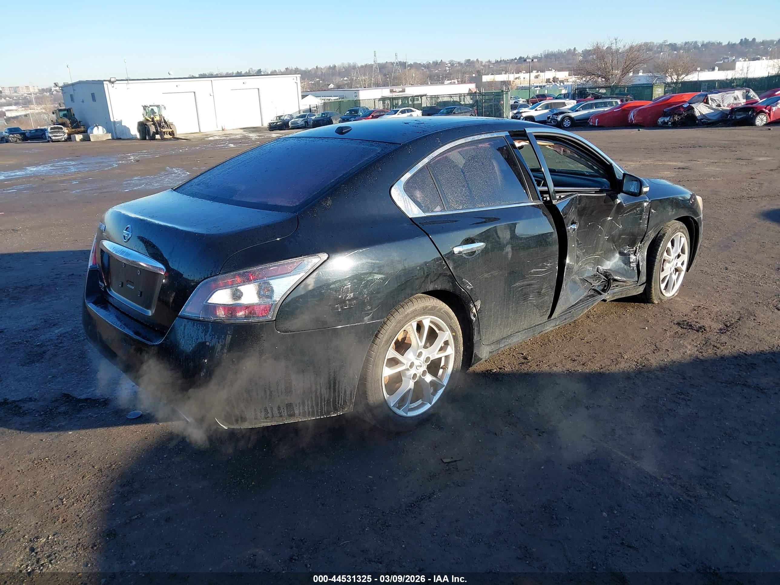 NISSAN MAXIMA image 4