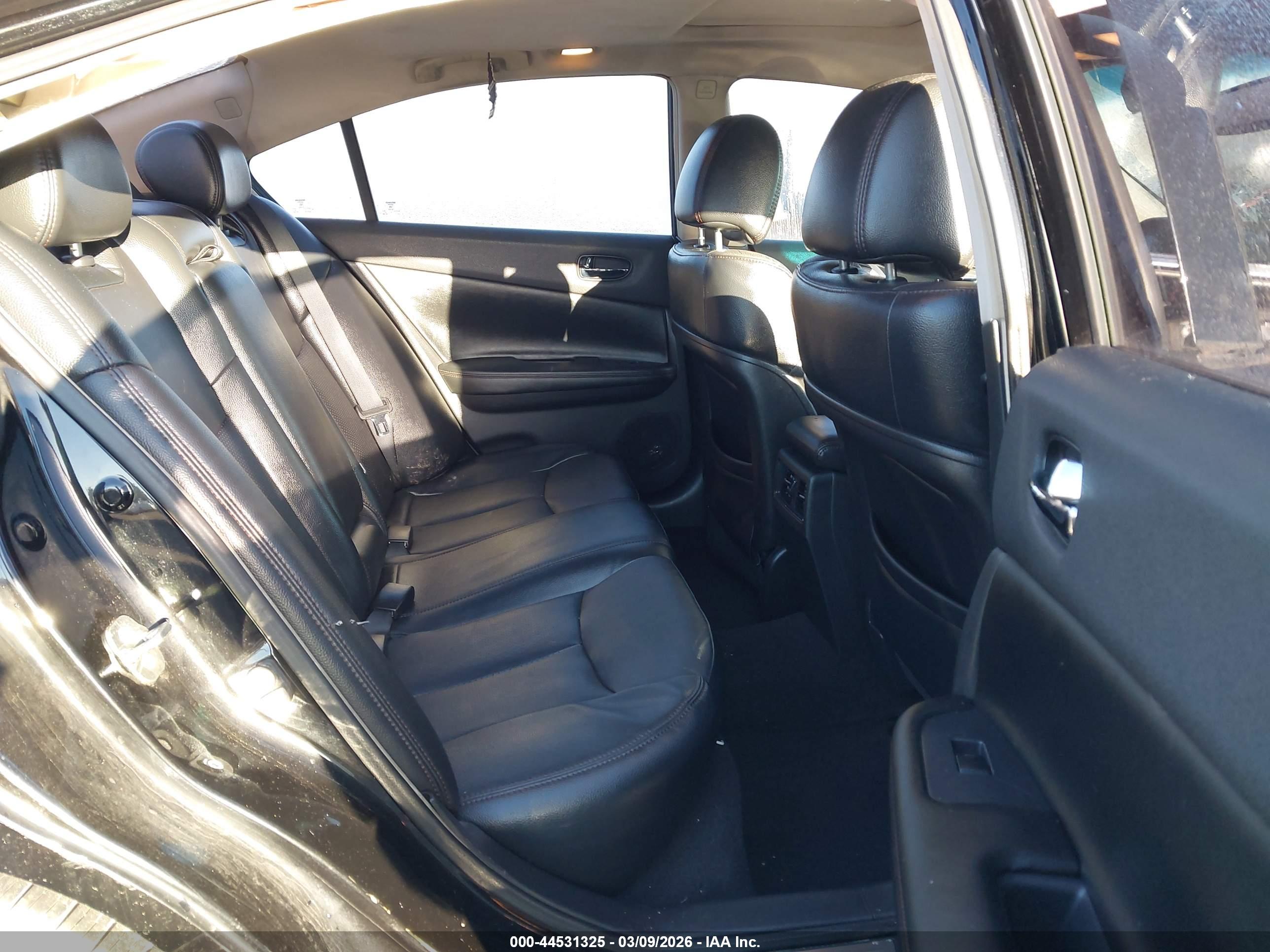 NISSAN MAXIMA image 8