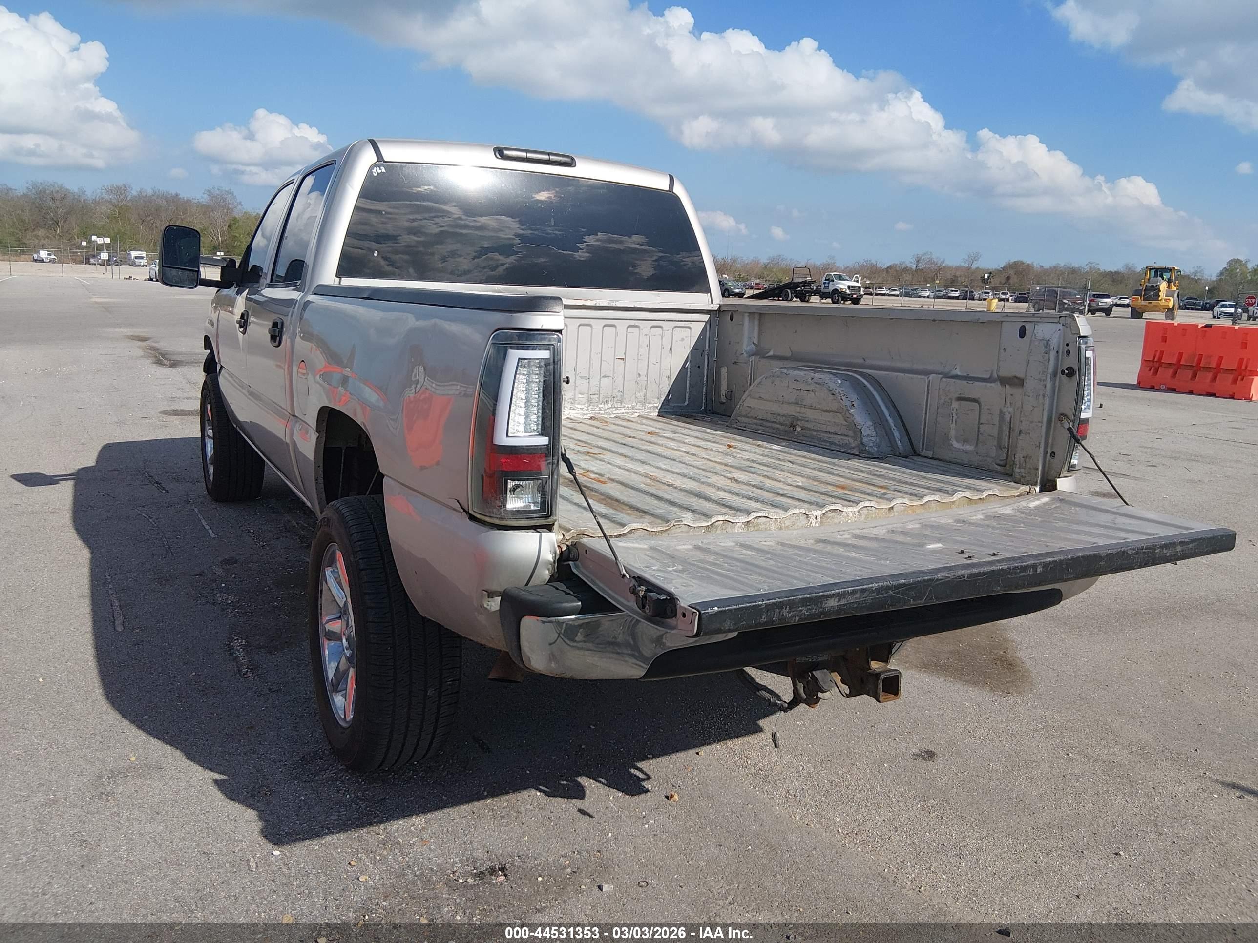 CHEVROLET SILVERADO image 3