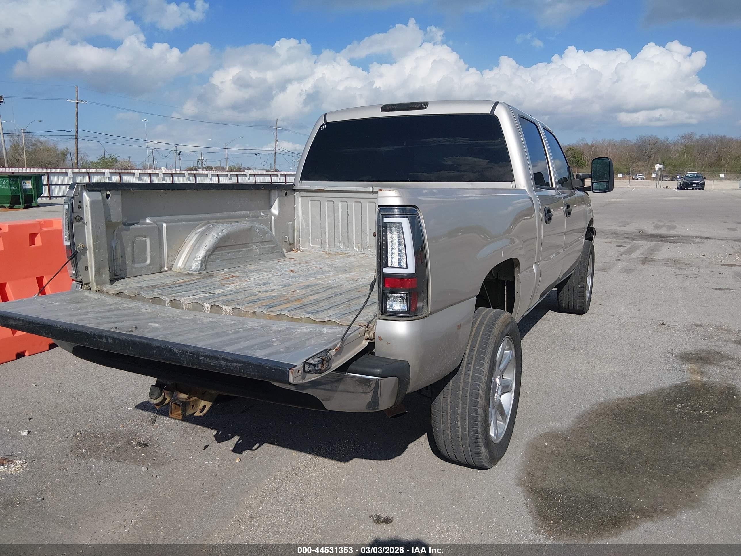 CHEVROLET SILVERADO image 4
