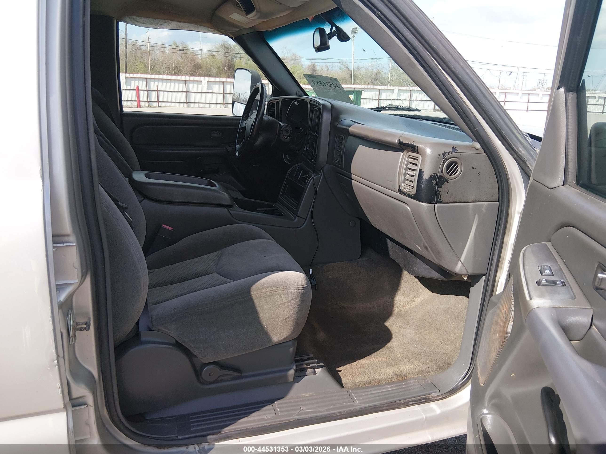CHEVROLET SILVERADO image 5