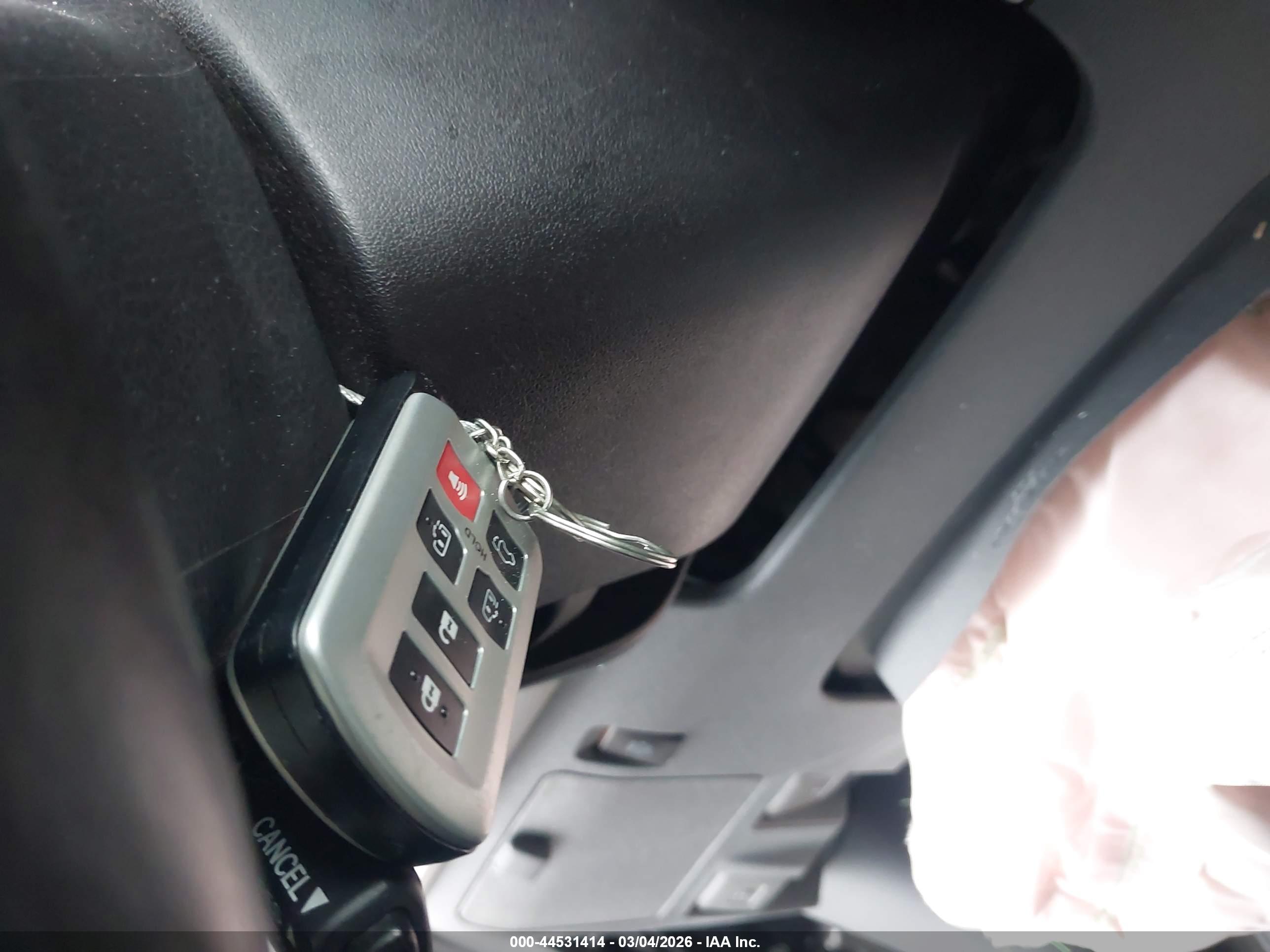 TOYOTA SIENNA image 11