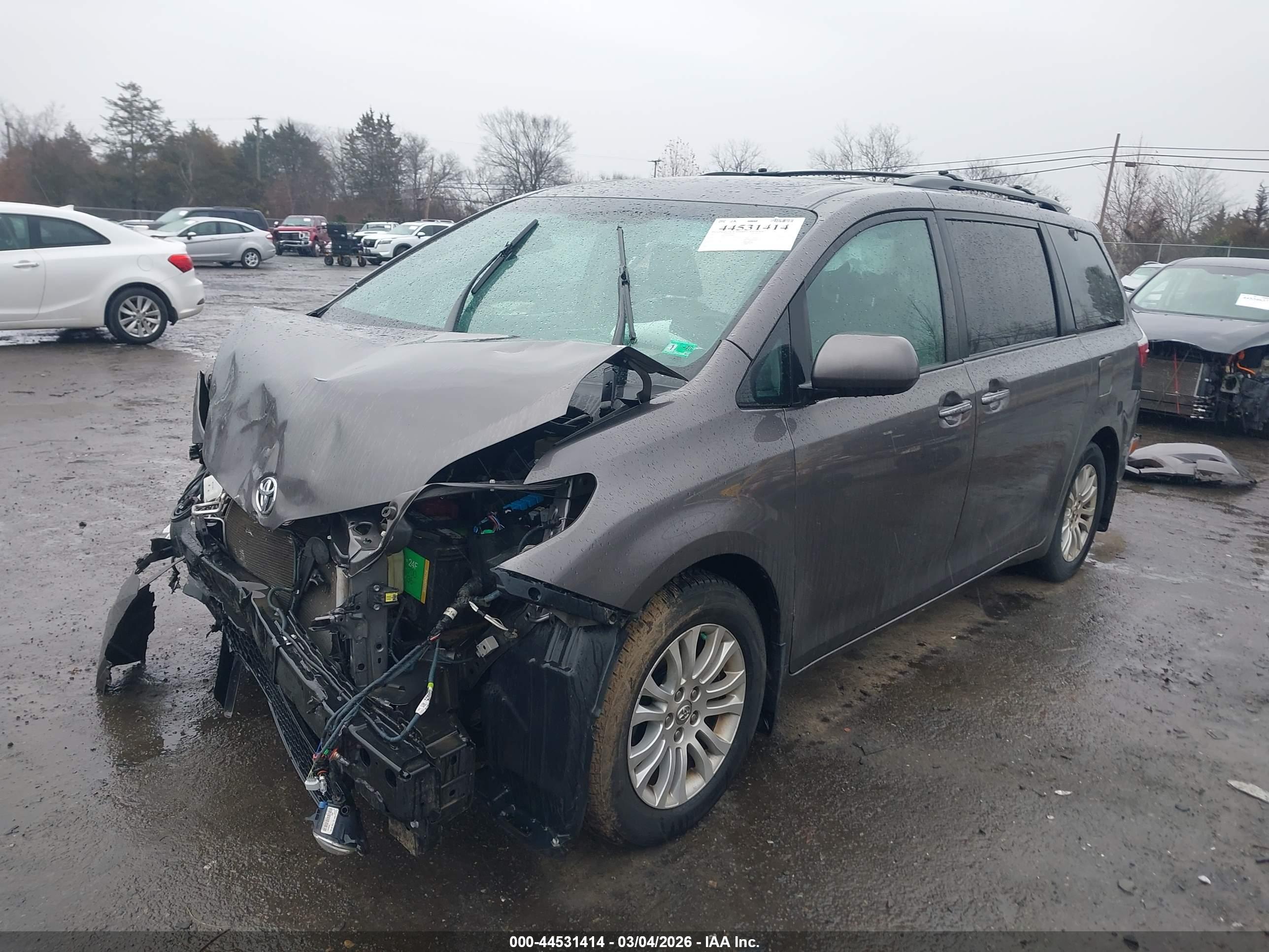 TOYOTA SIENNA image 2