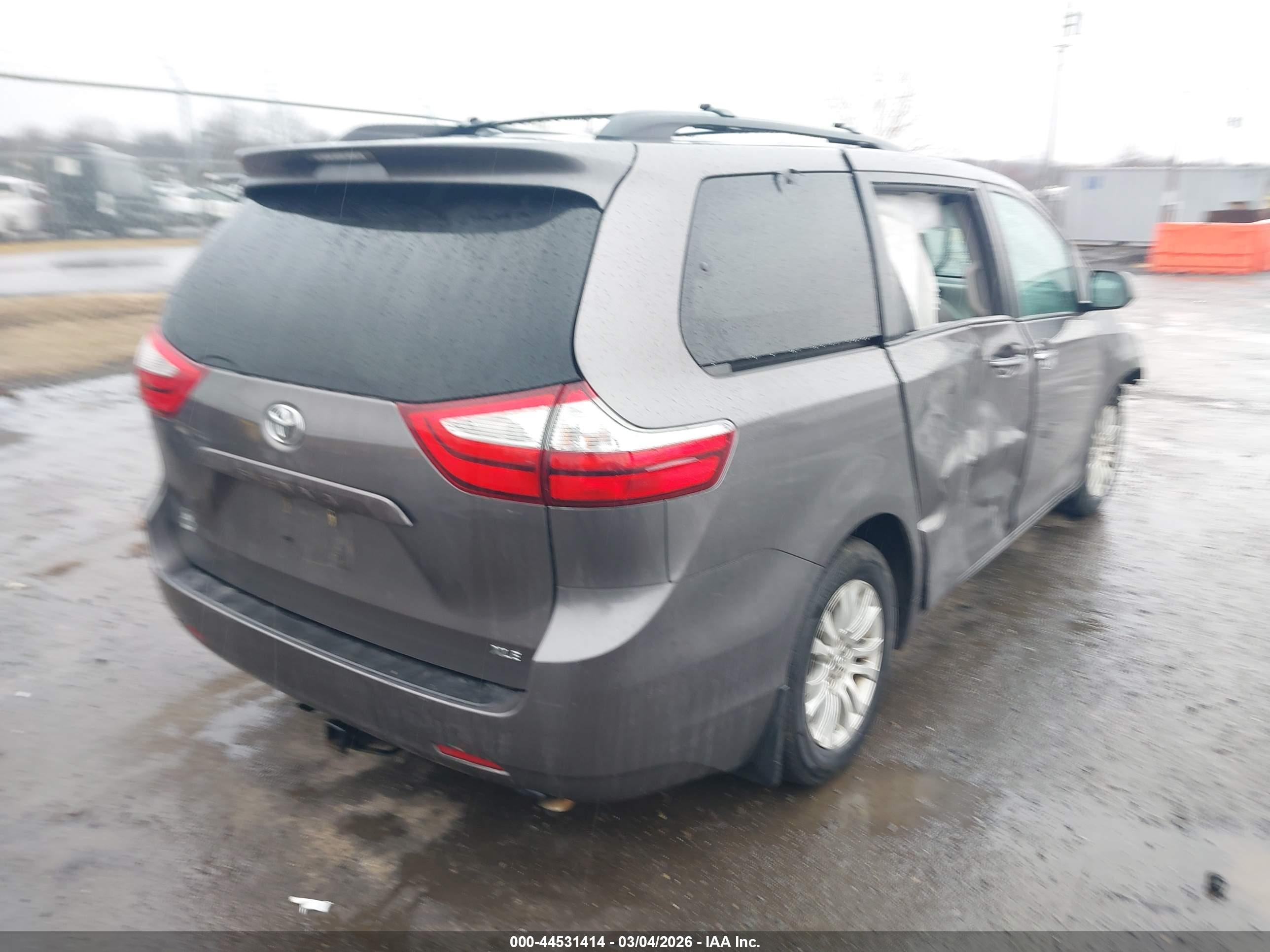 TOYOTA SIENNA image 4