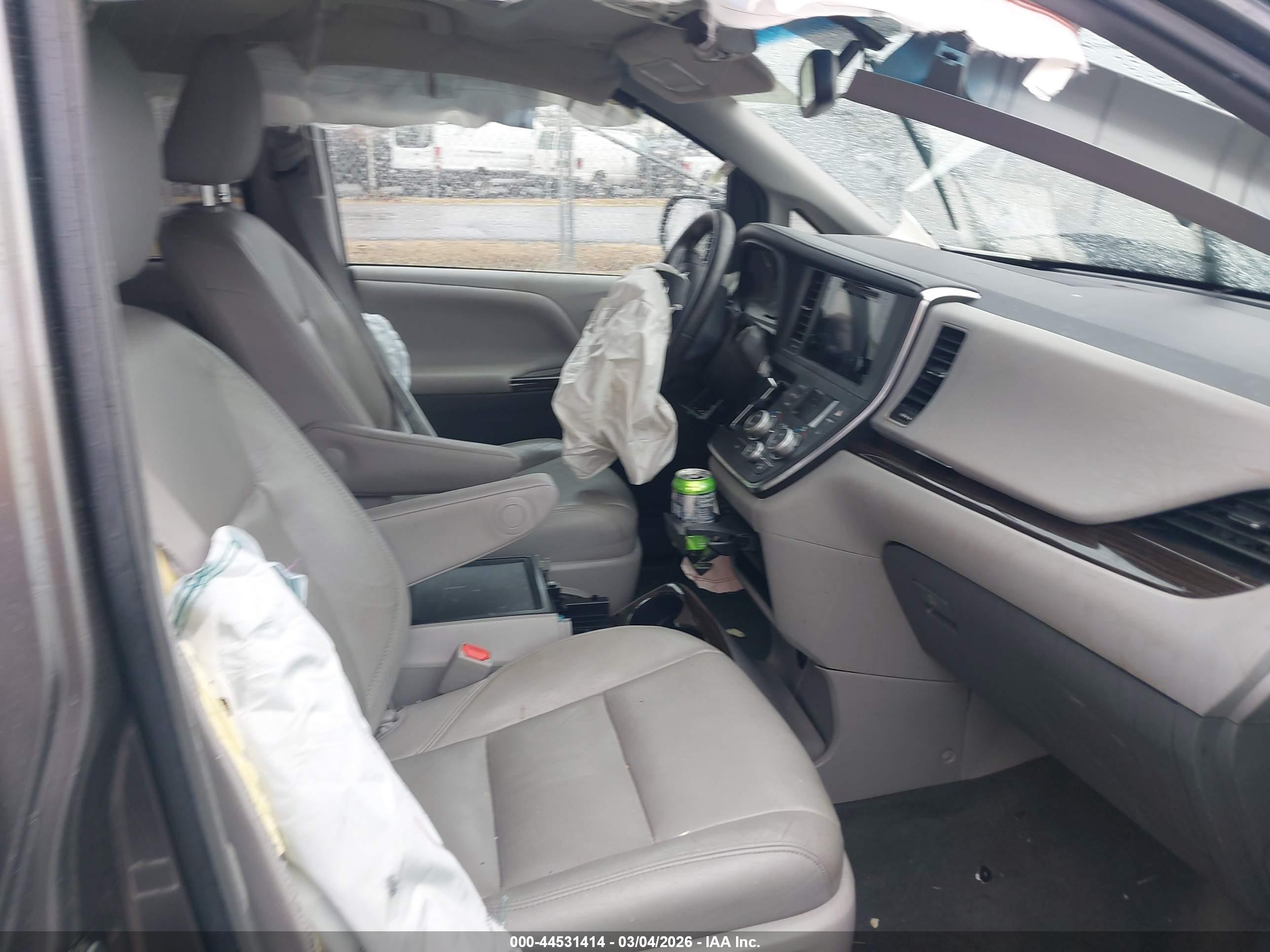 TOYOTA SIENNA image 5