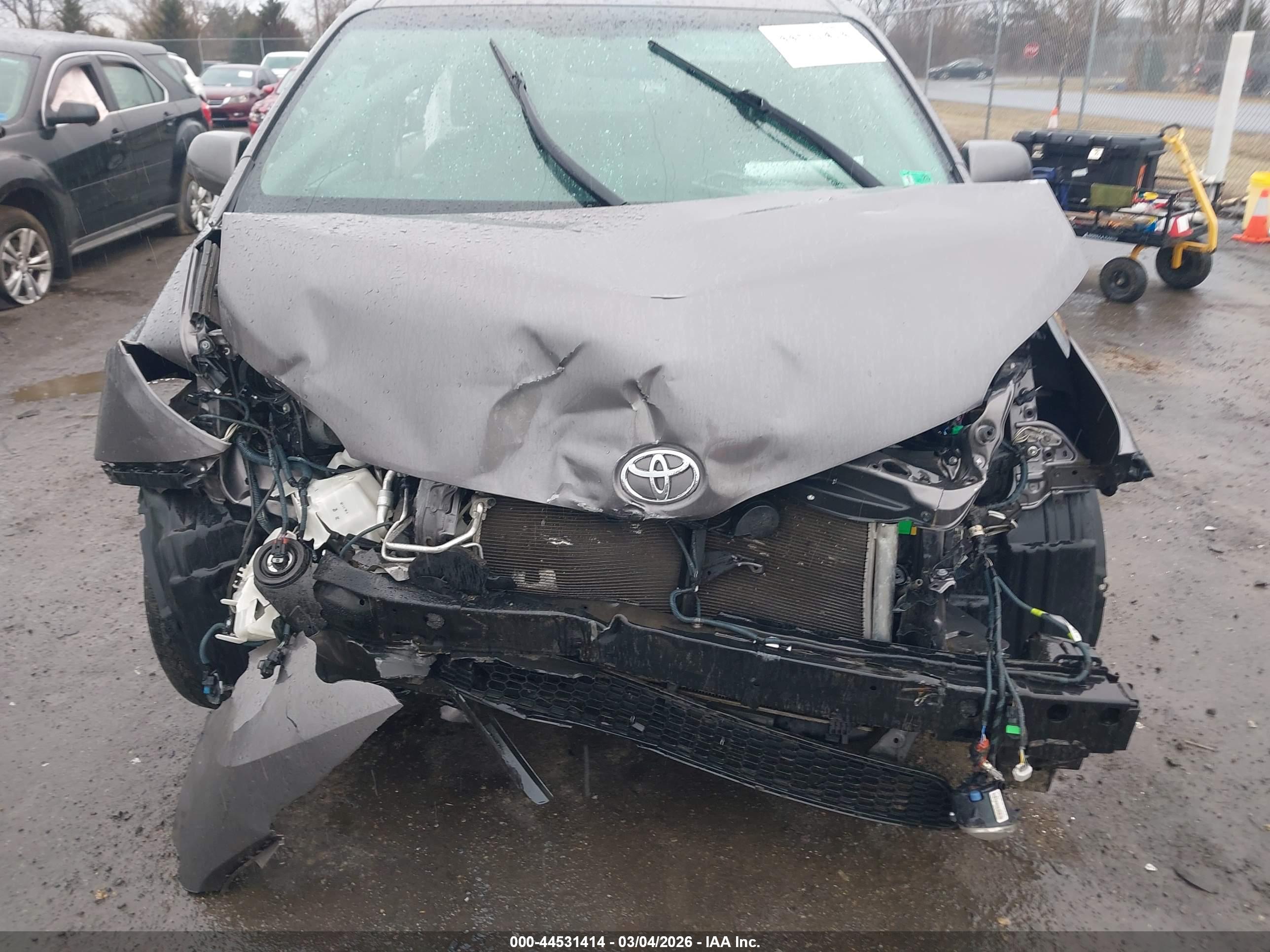 TOYOTA SIENNA image 6