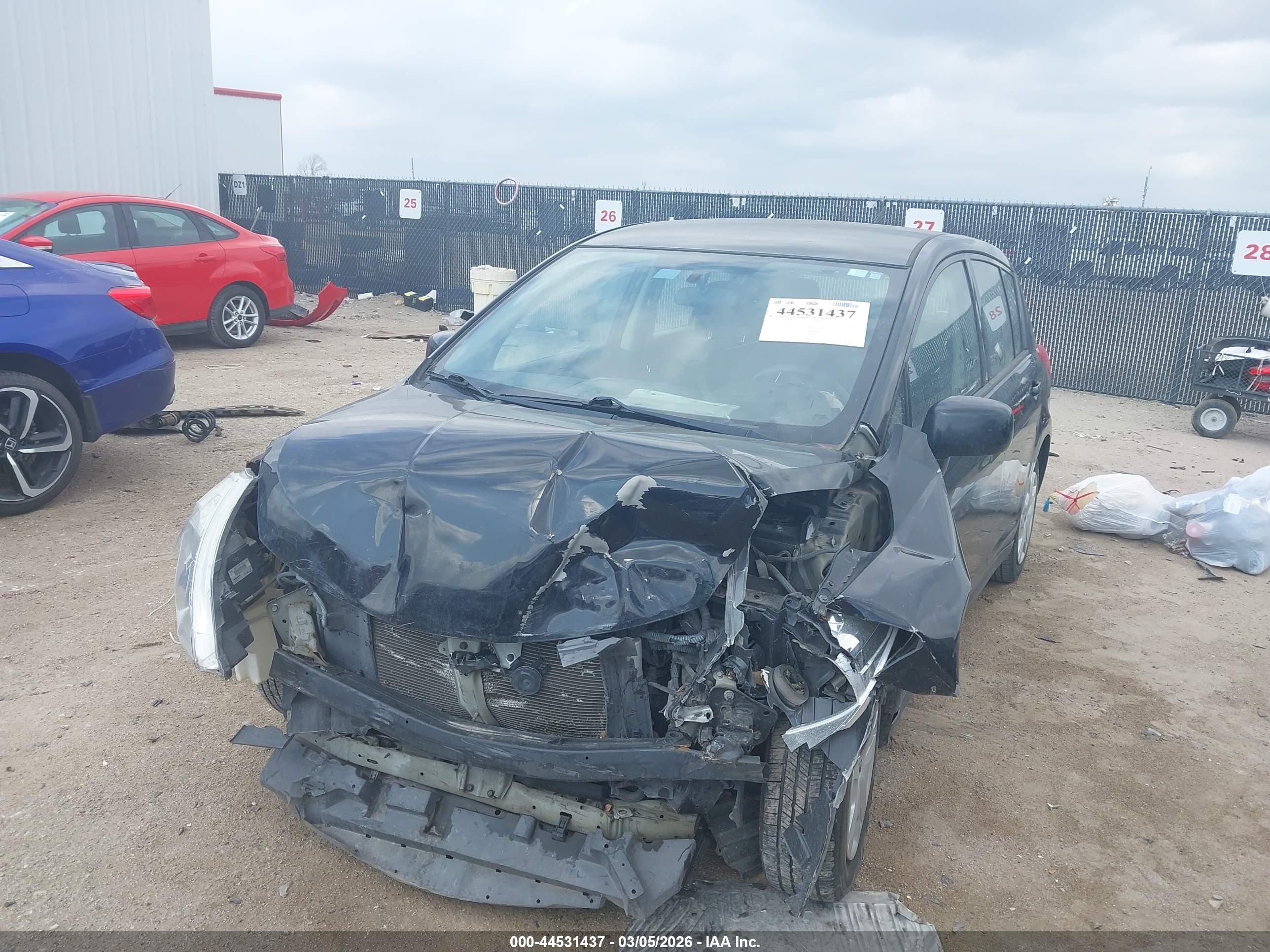 NISSAN VERSA image 2