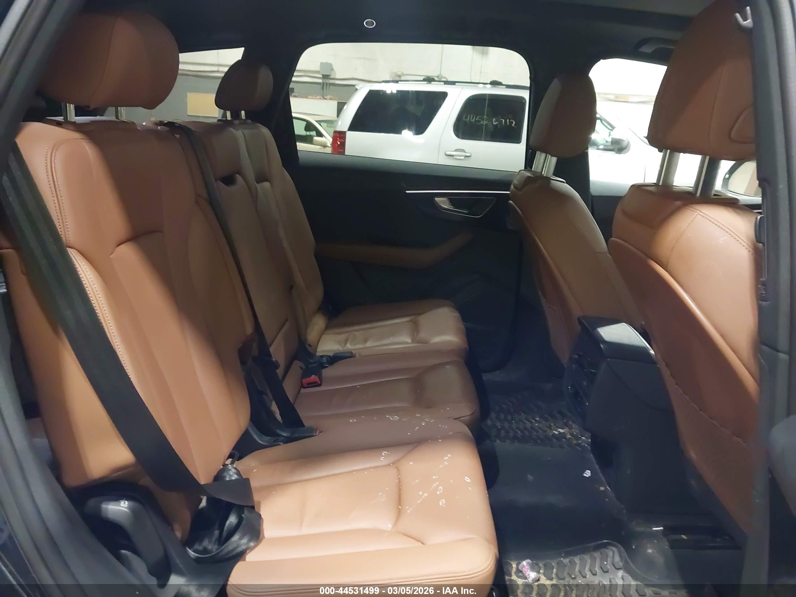 AUDI Q7 image 8