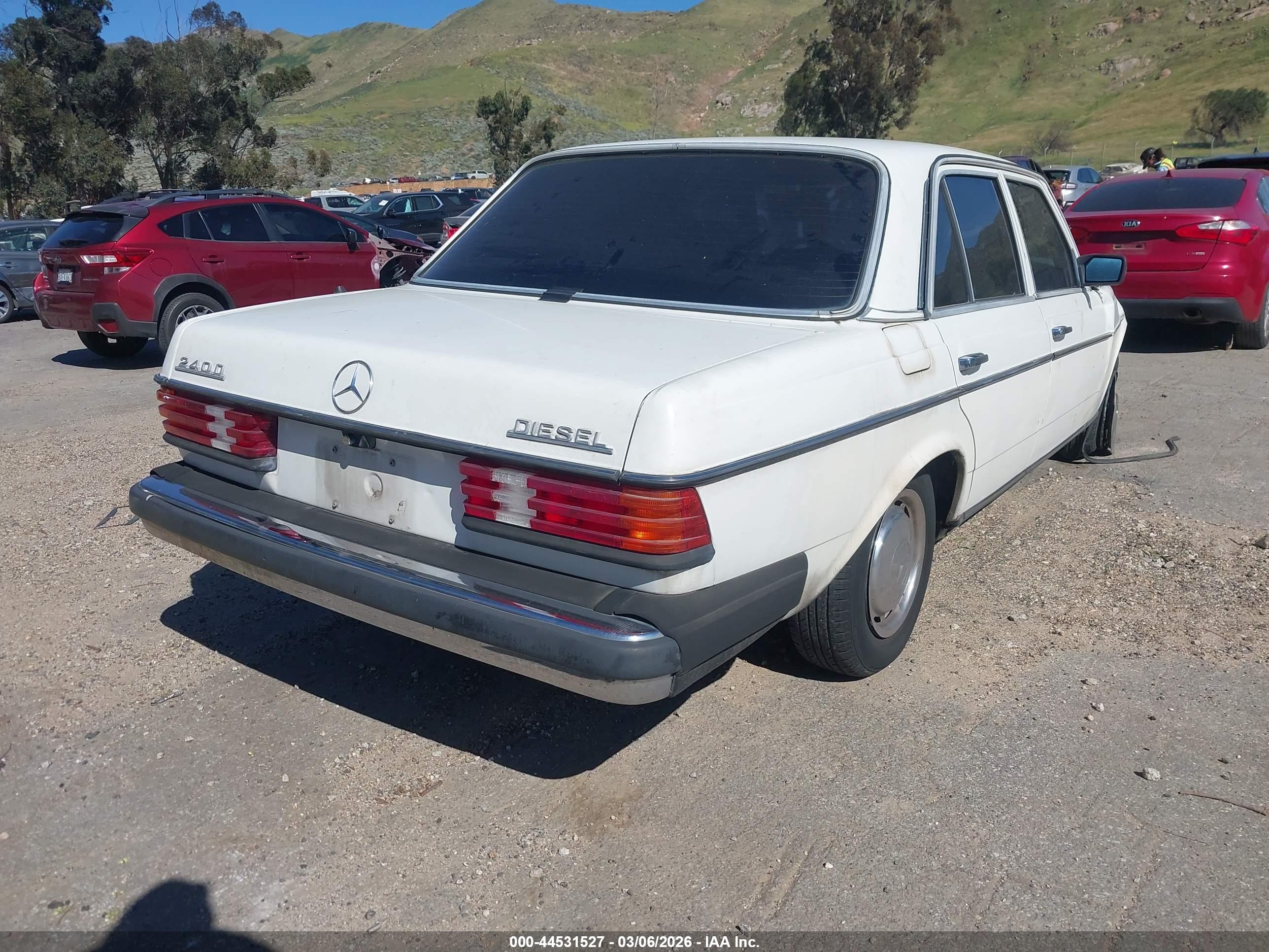 MERCEDES-BENZ 240 image 4