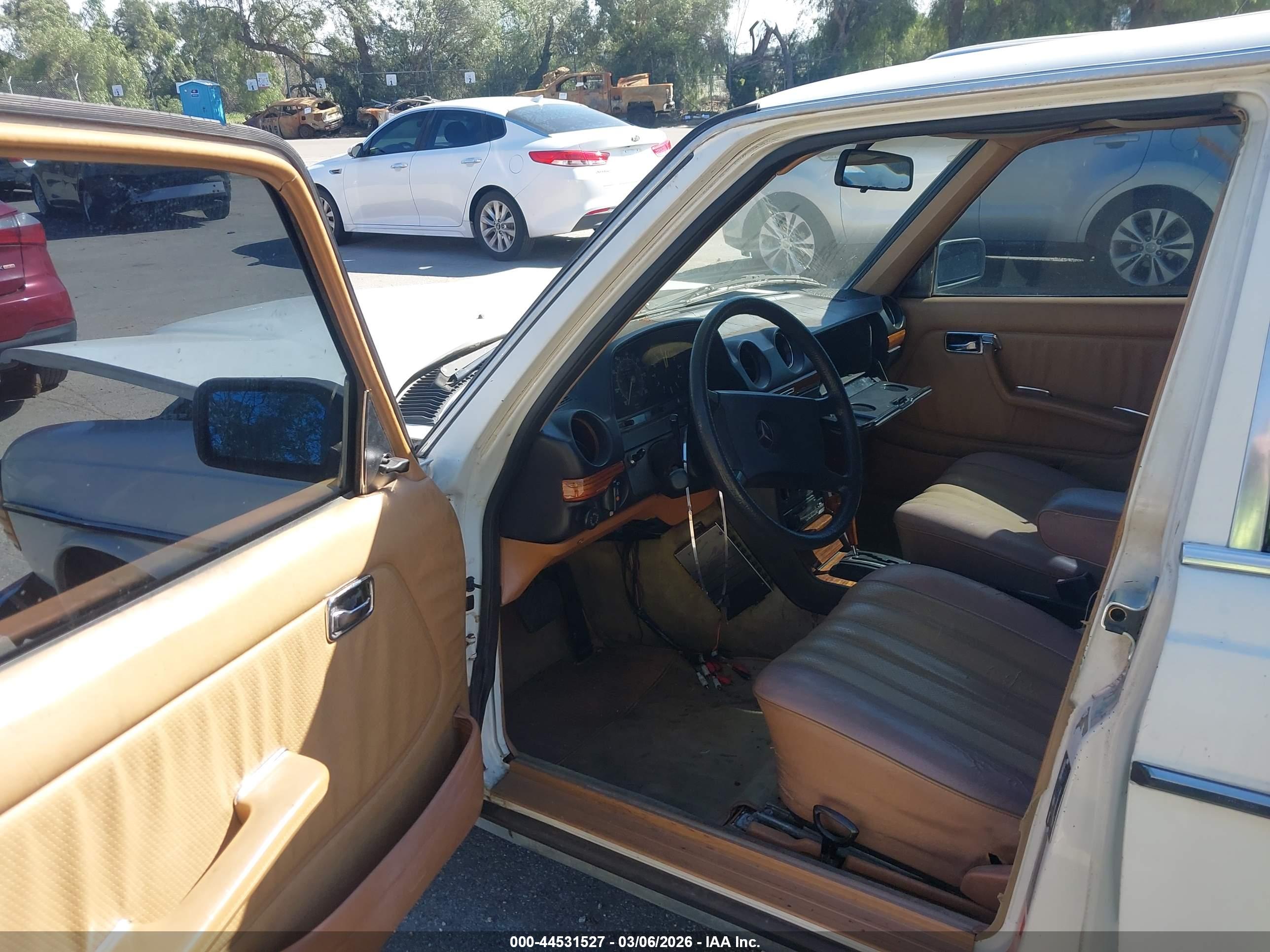 MERCEDES-BENZ 240 image 5