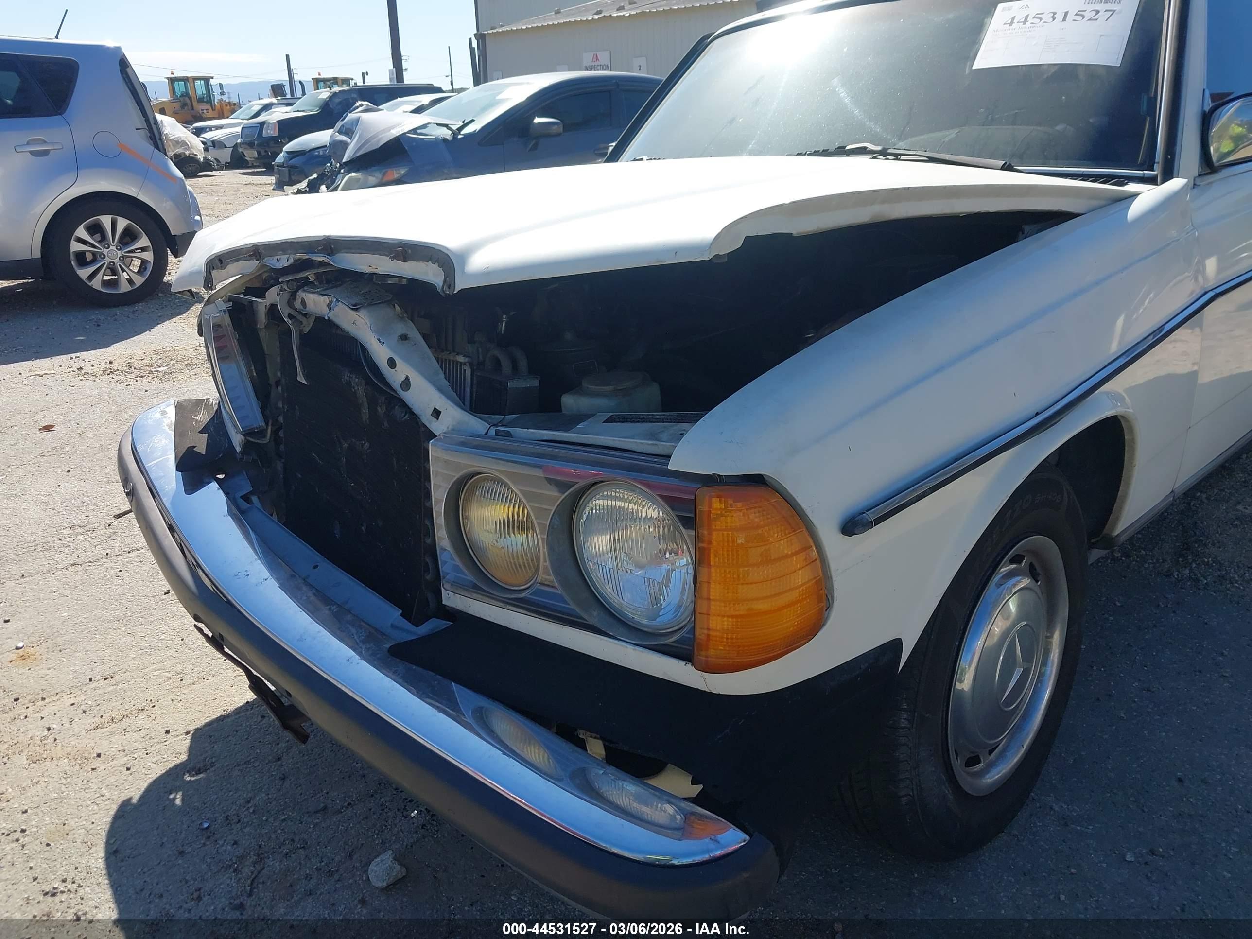 MERCEDES-BENZ 240 image 6