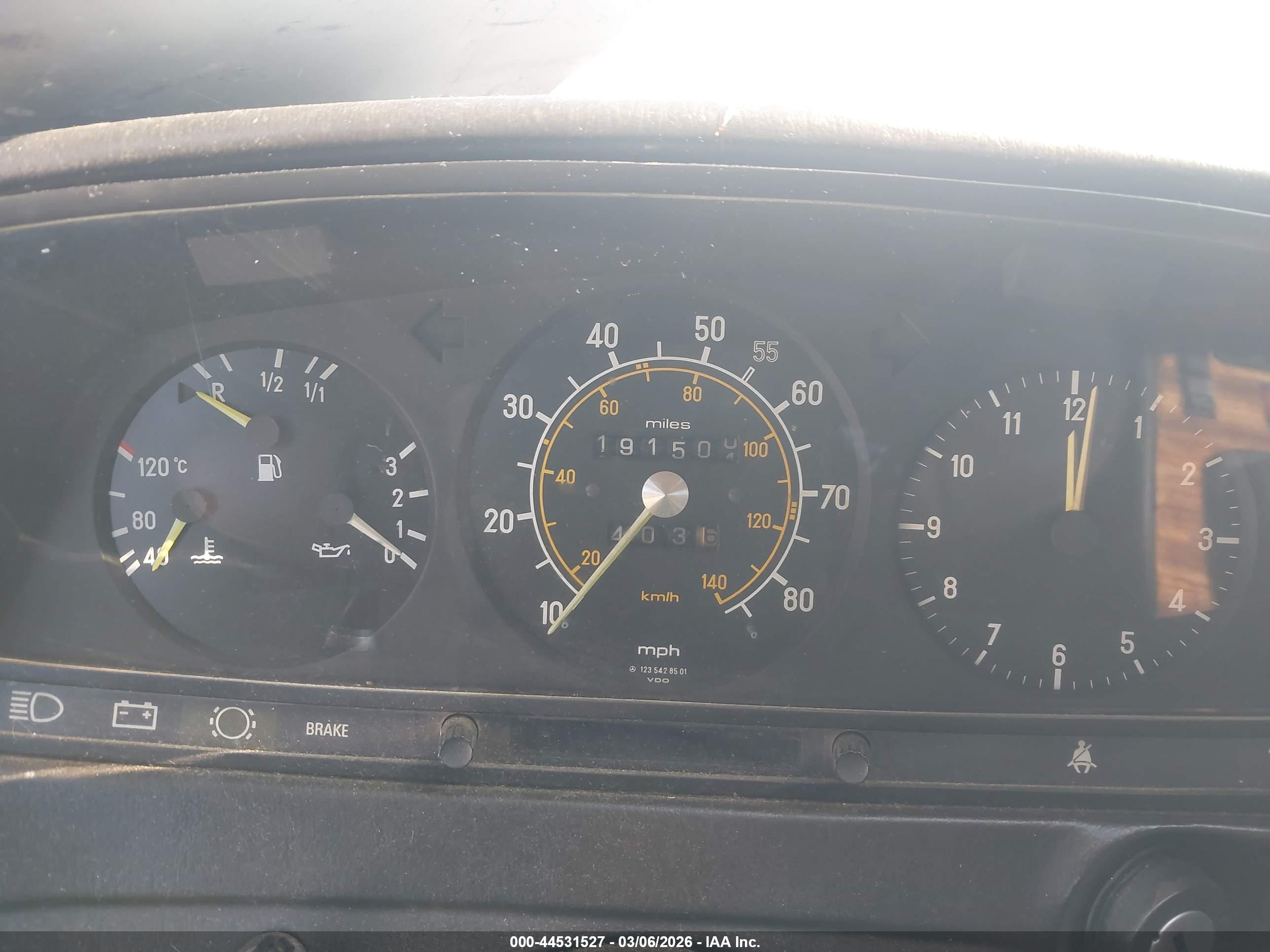 MERCEDES-BENZ 240 image 7