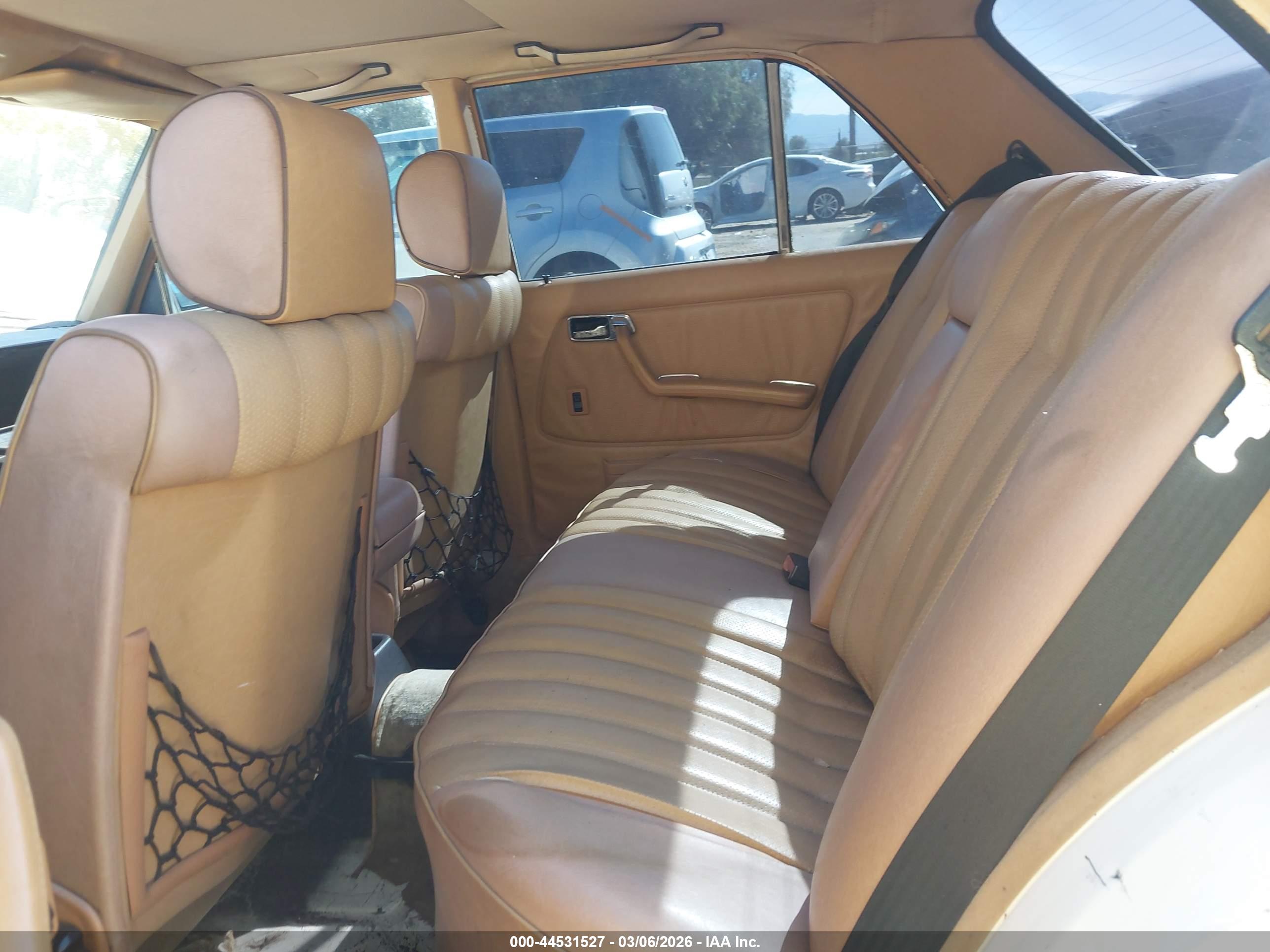 MERCEDES-BENZ 240 image 8