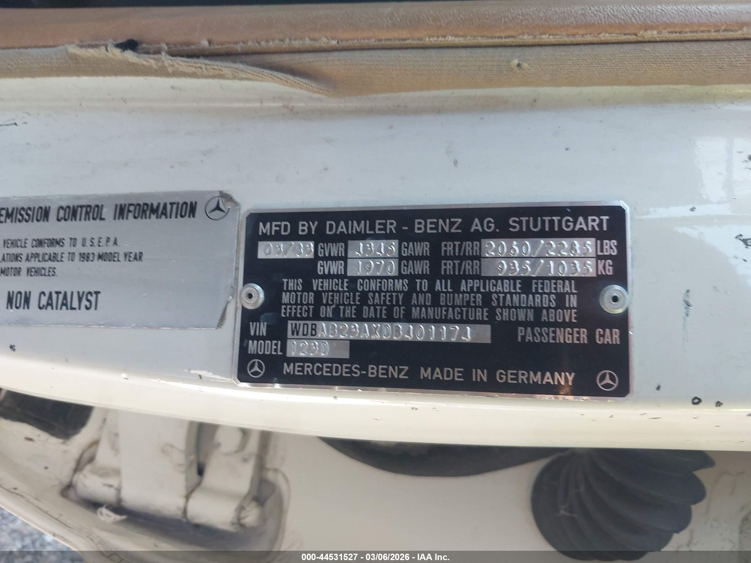 MERCEDES-BENZ 240 image 9