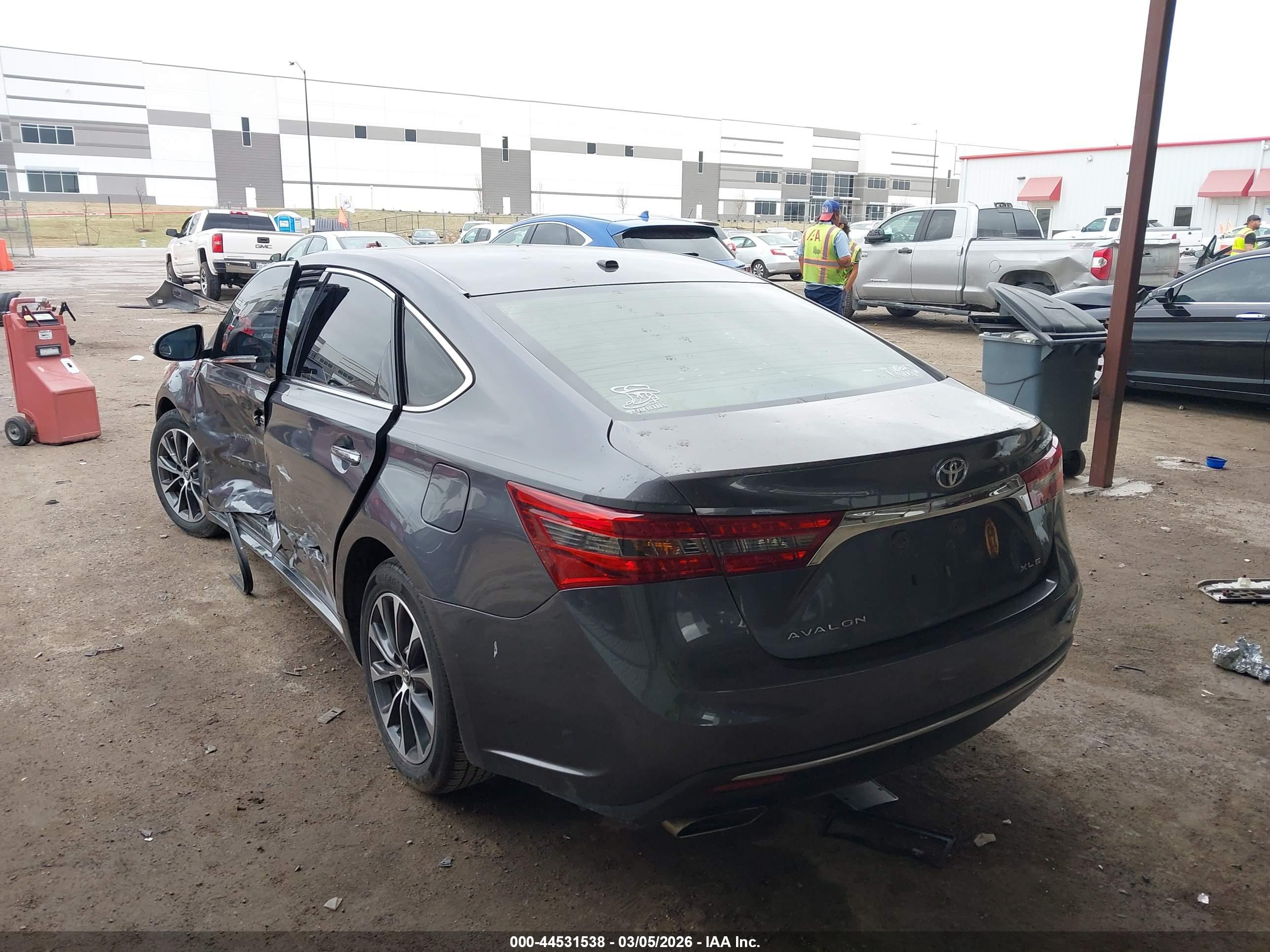 TOYOTA AVALON image 3