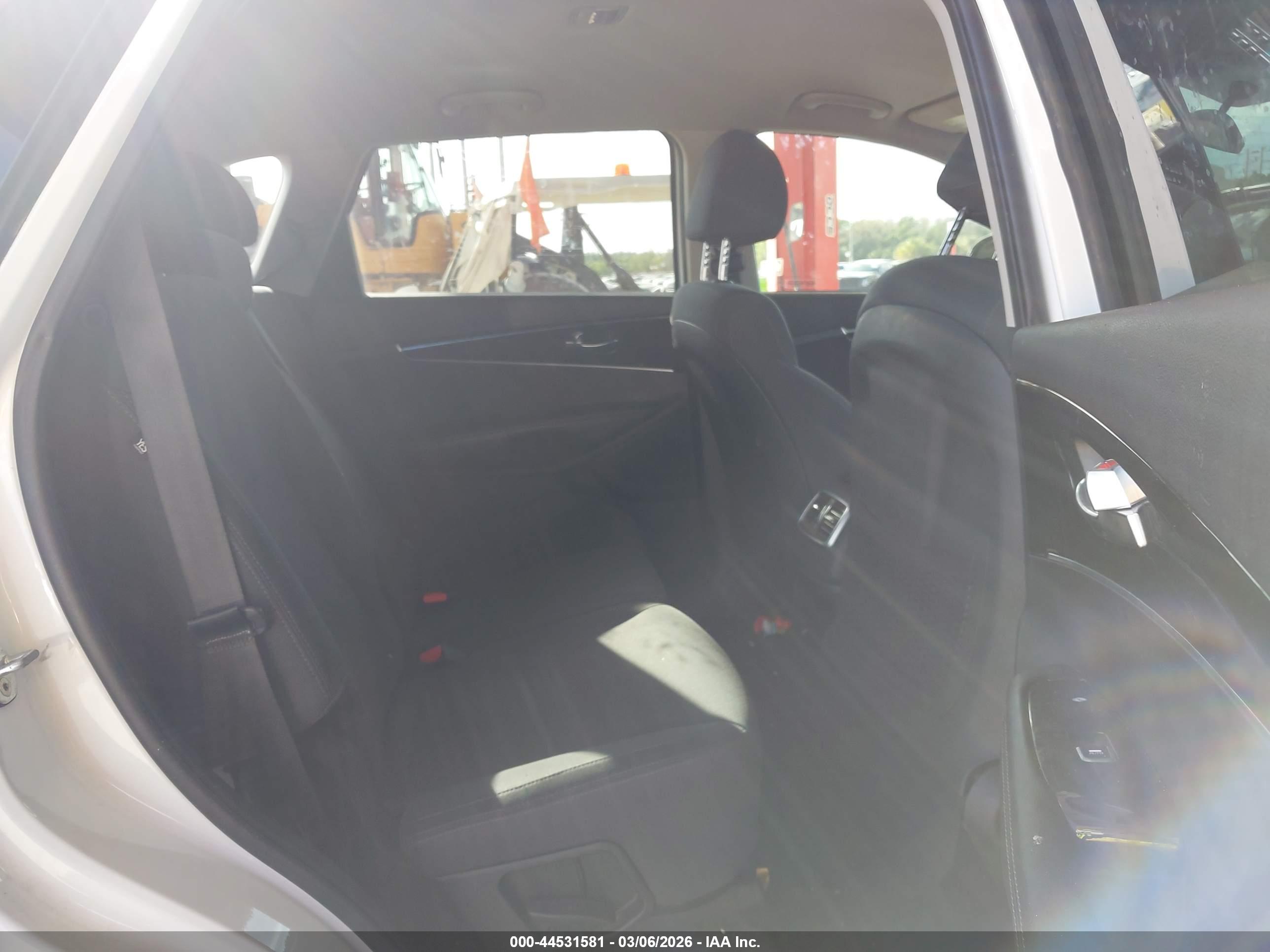 KIA SORENTO image 8