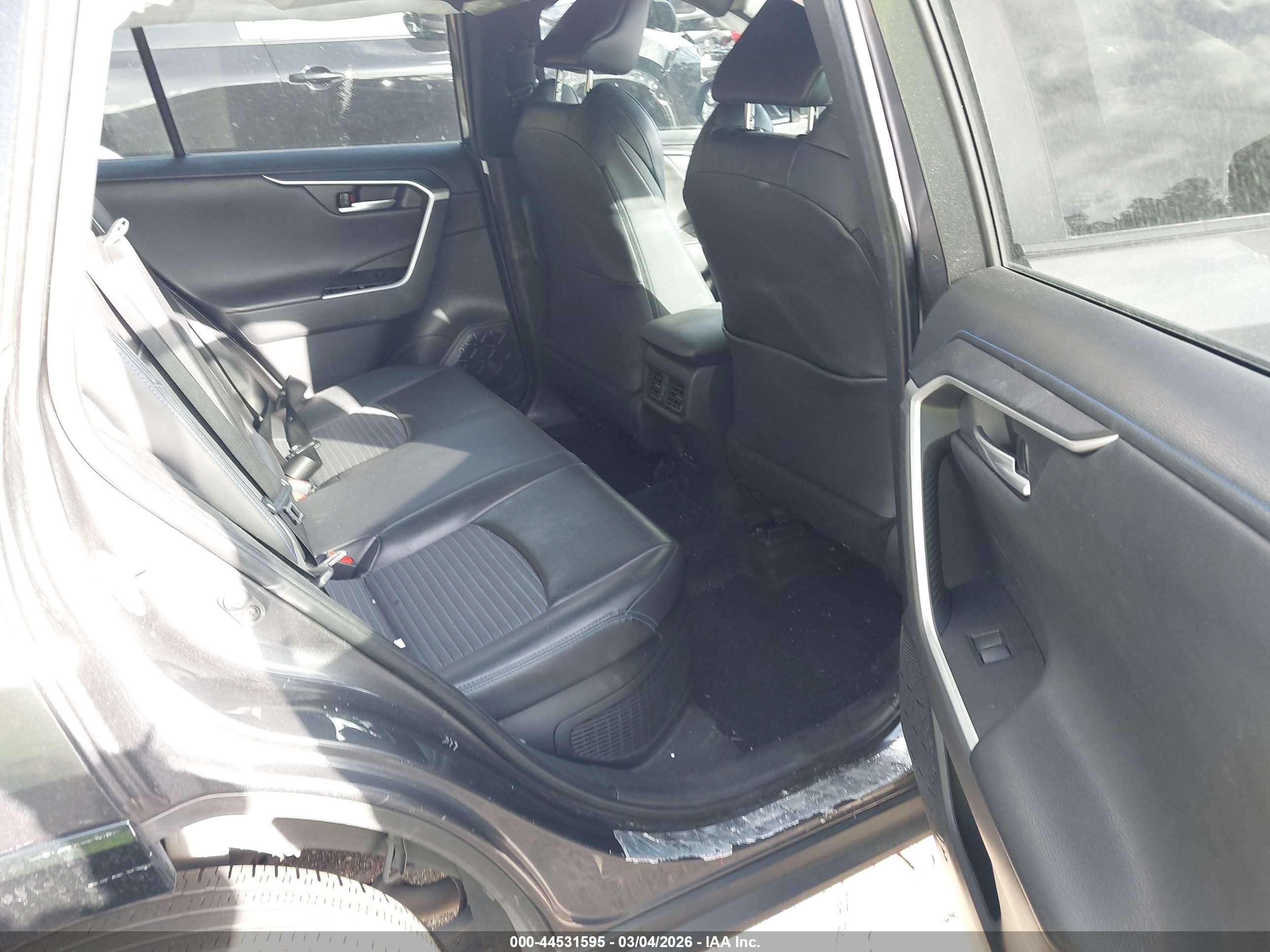TOYOTA RAV4 image 8