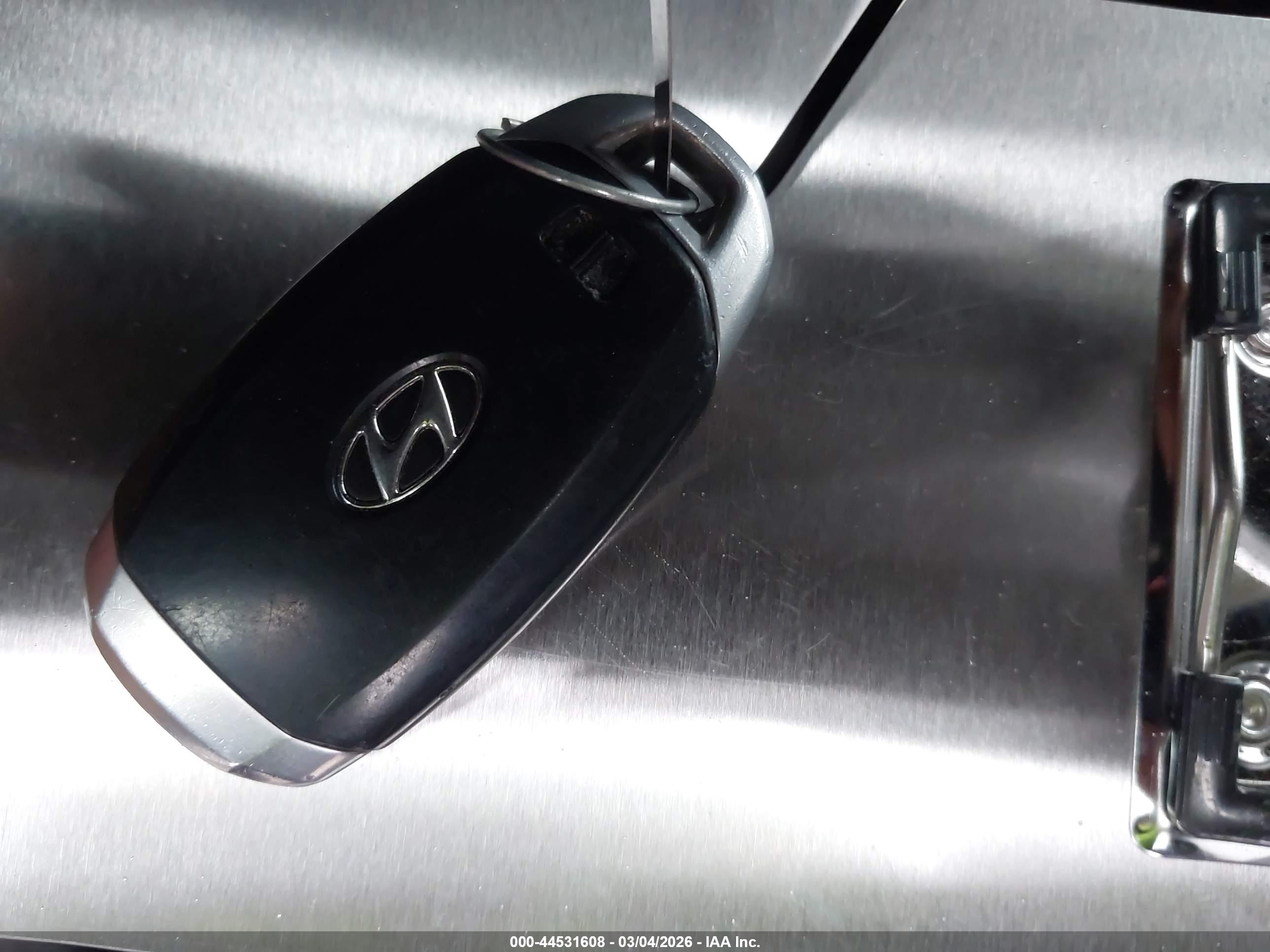 HYUNDAI SANTA image 11