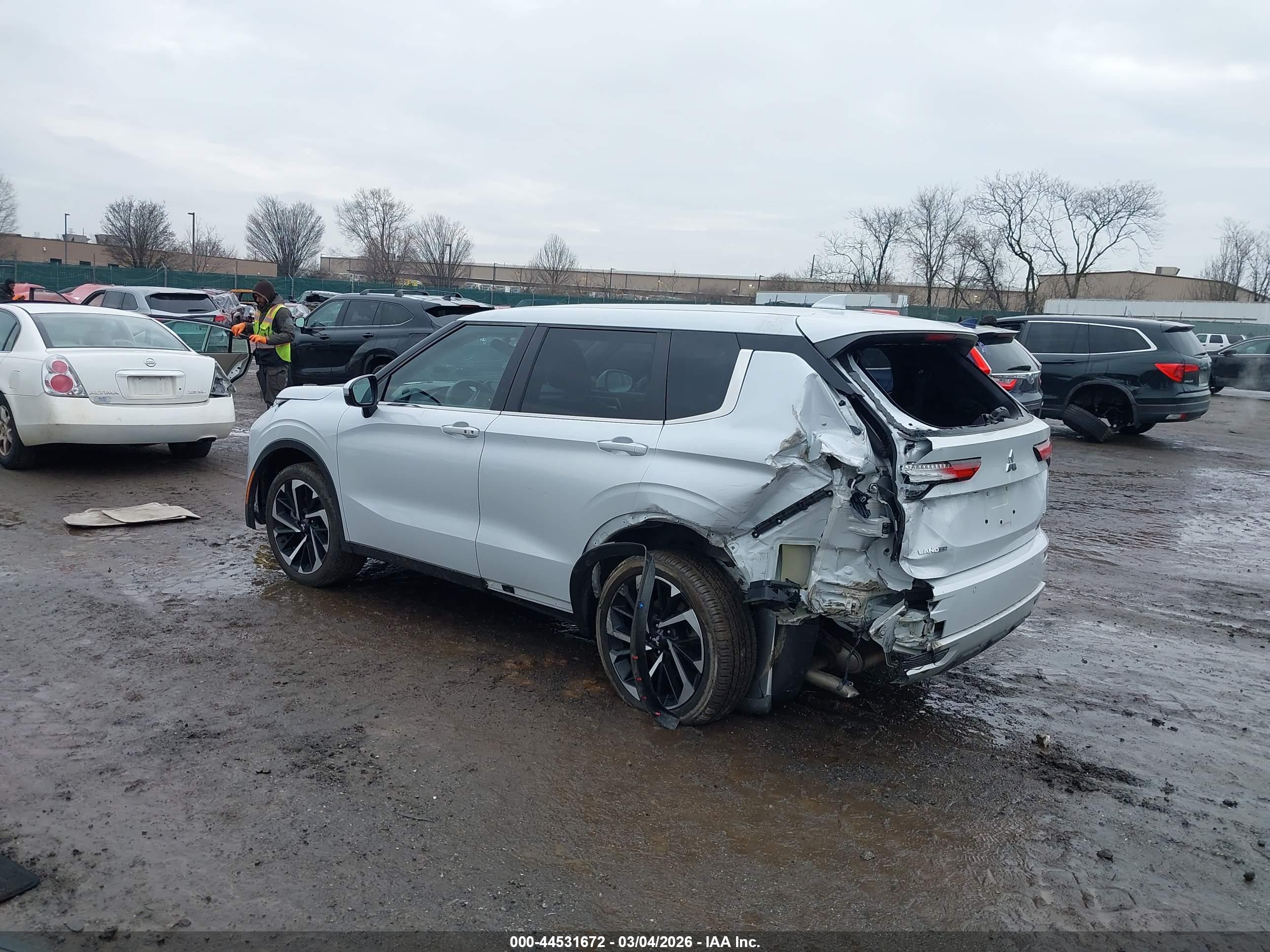 MITSUBISHI OUTLANDER image 3