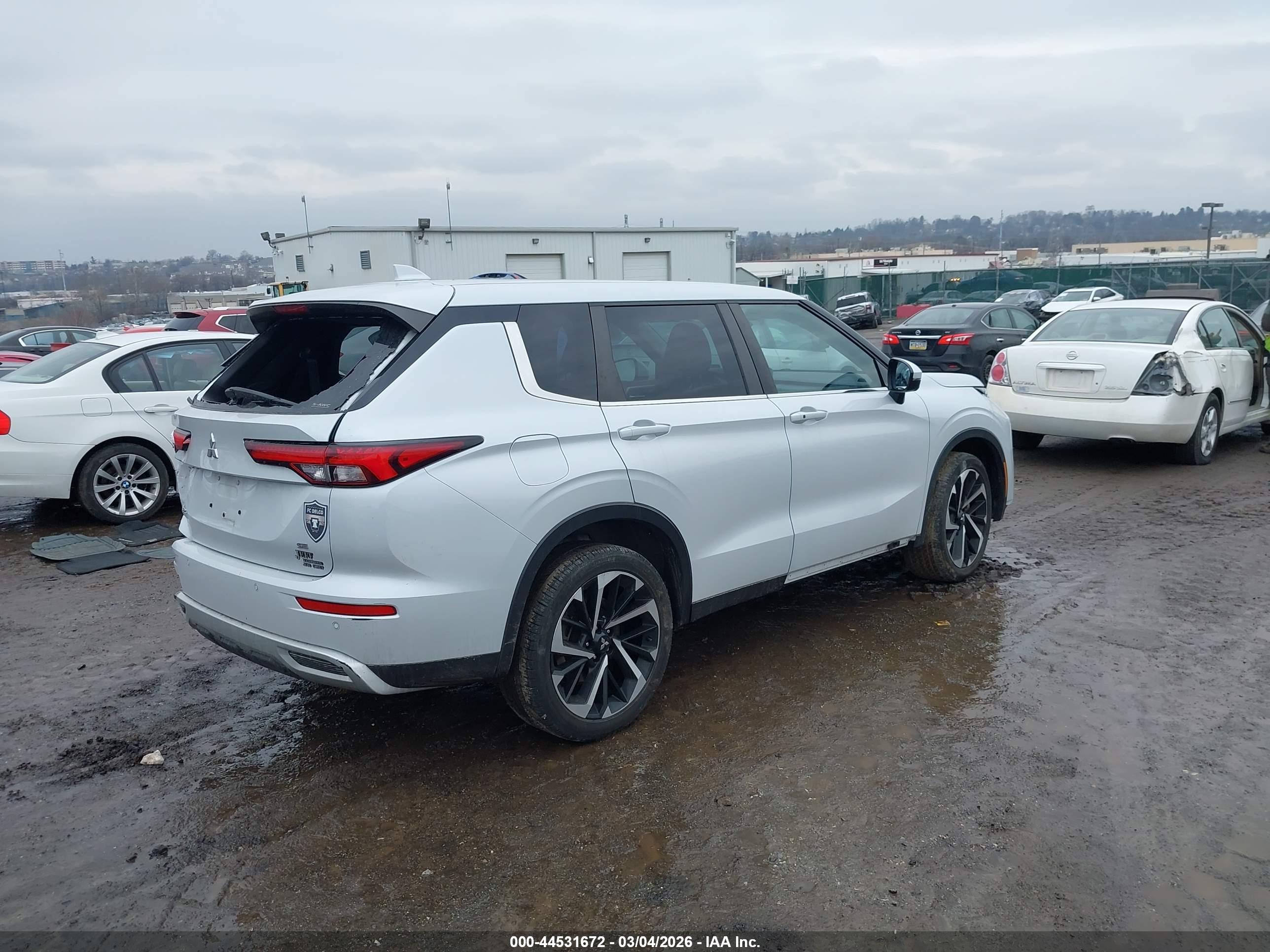 MITSUBISHI OUTLANDER image 4