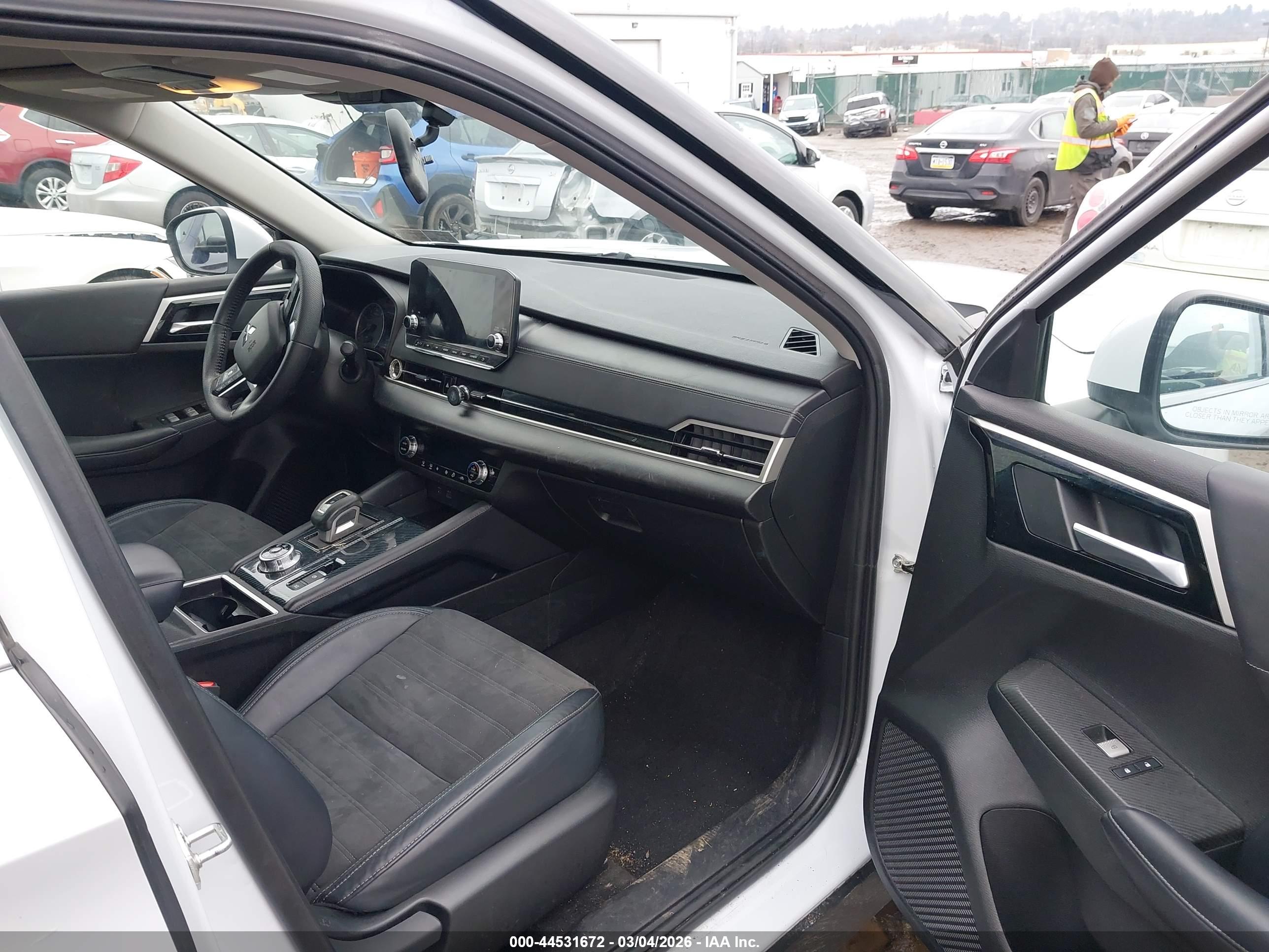 MITSUBISHI OUTLANDER image 5