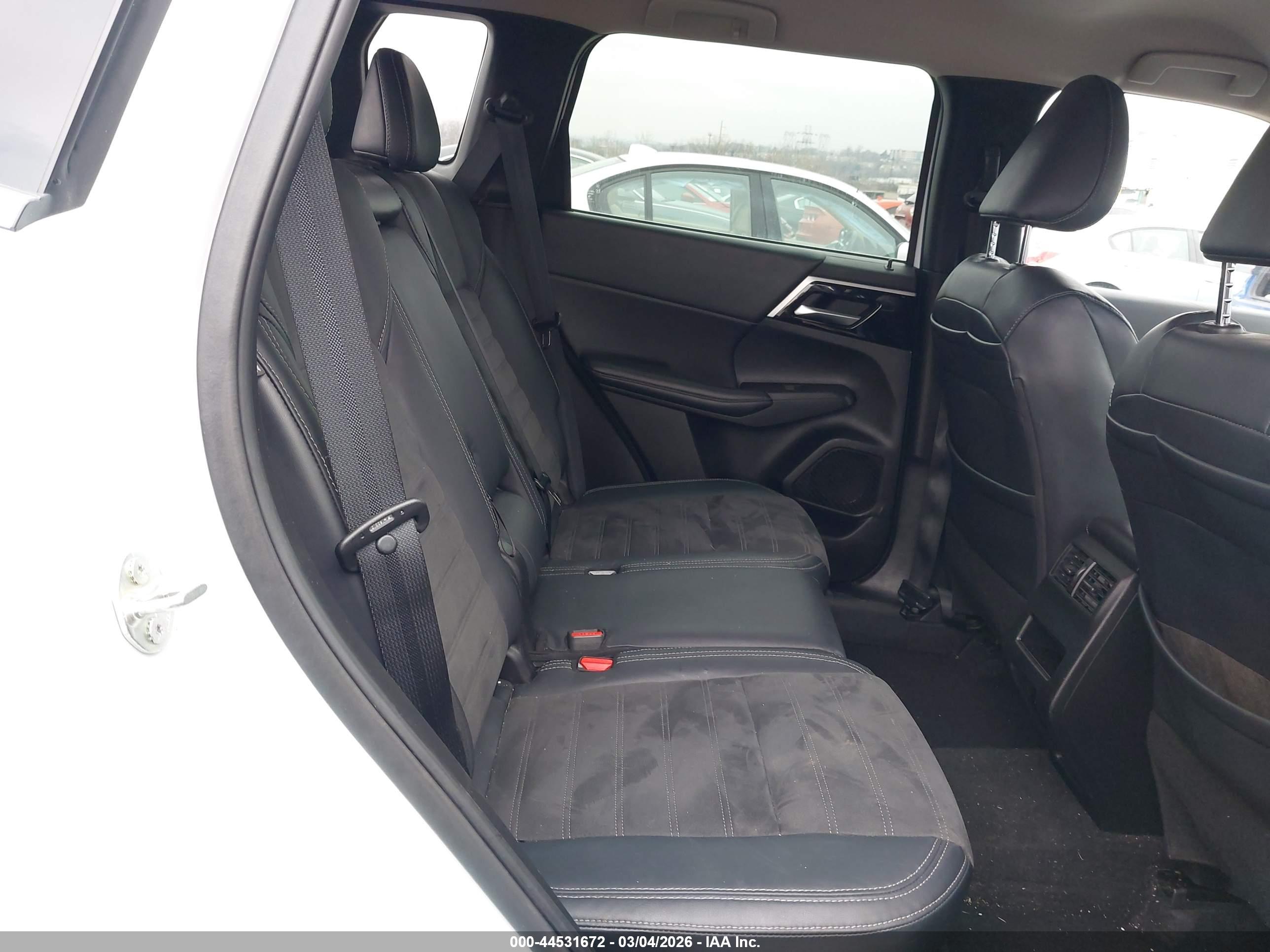 MITSUBISHI OUTLANDER image 8
