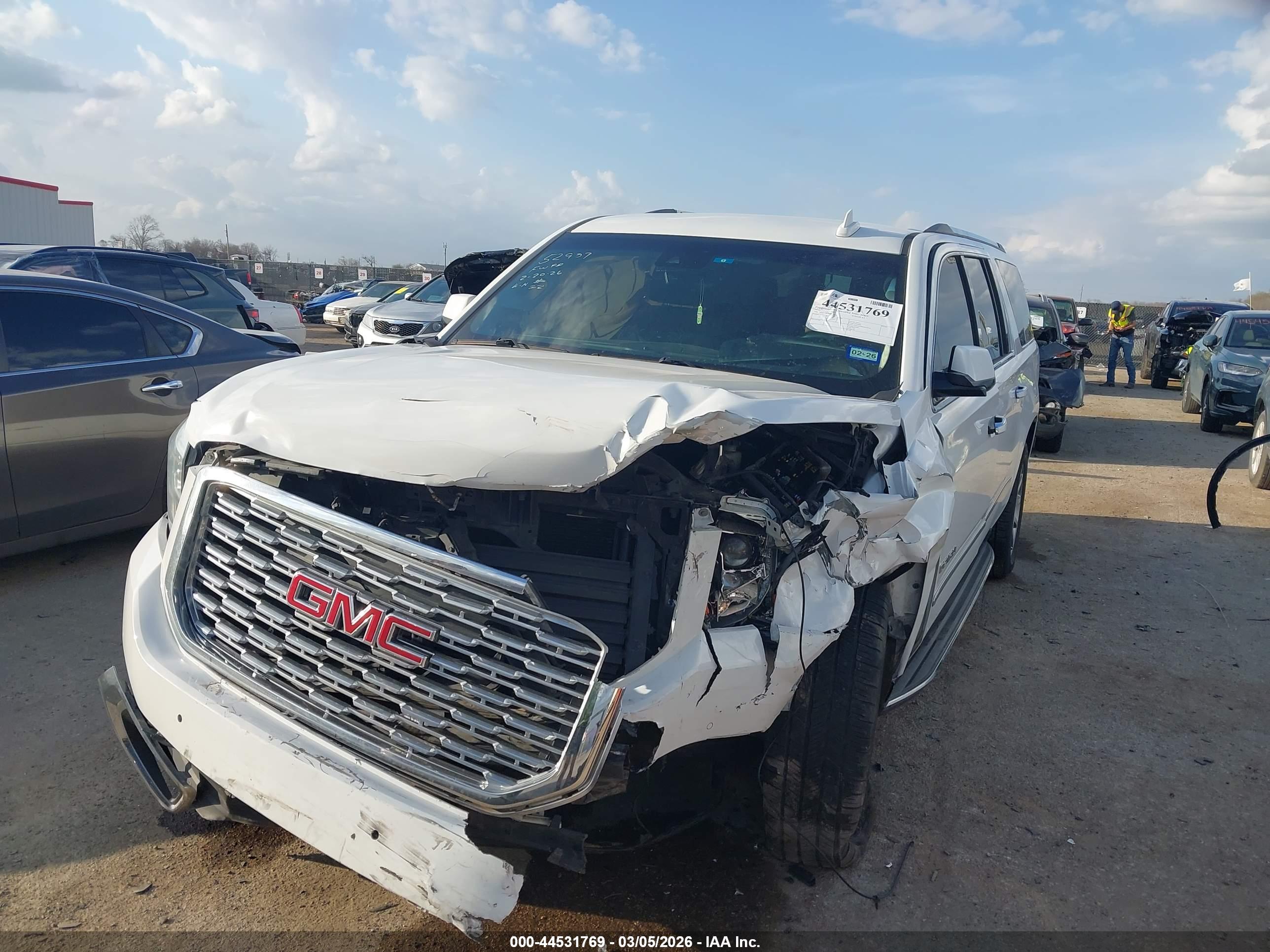 GMC YUKON image 2