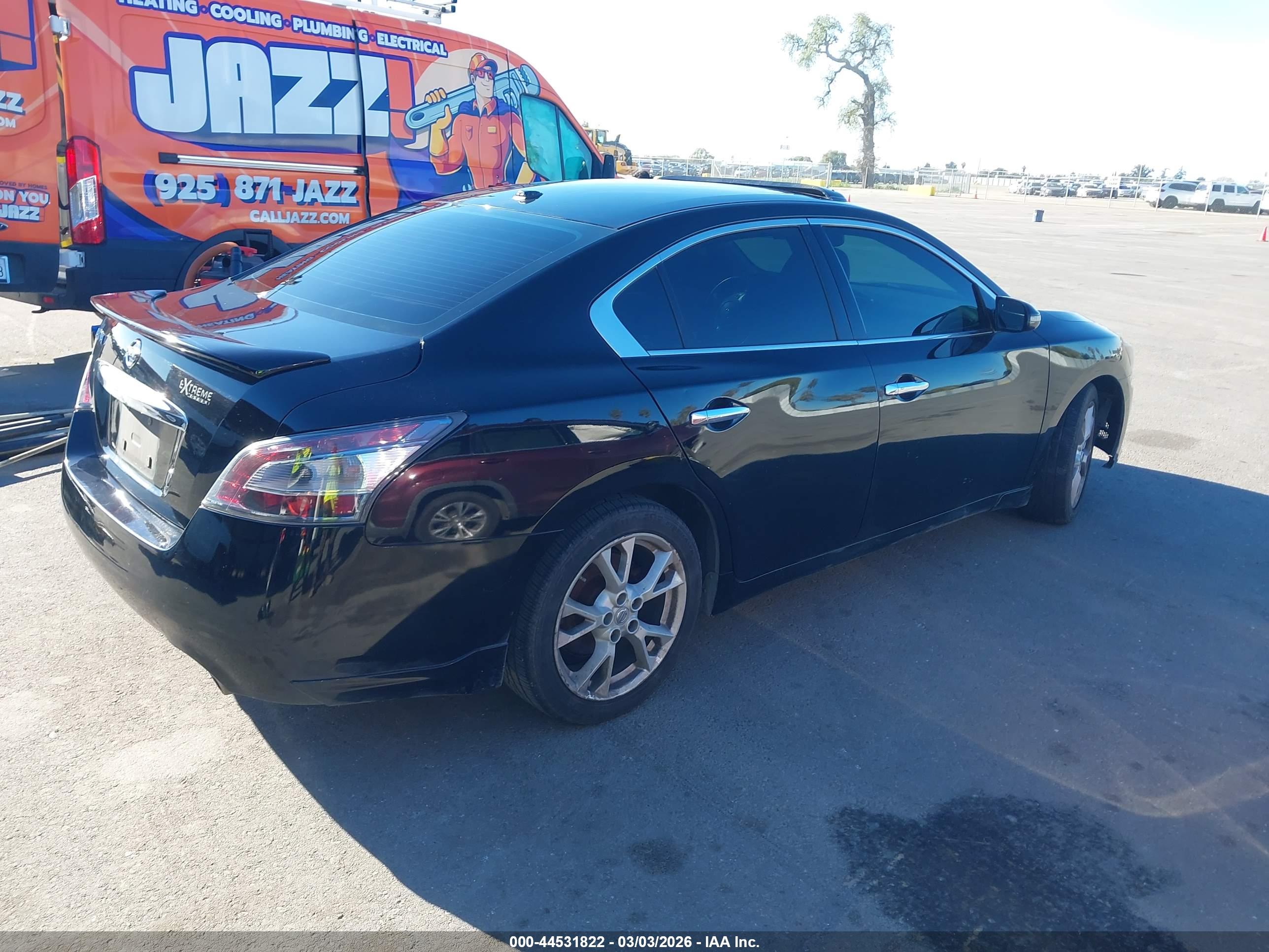 NISSAN MAXIMA image 4