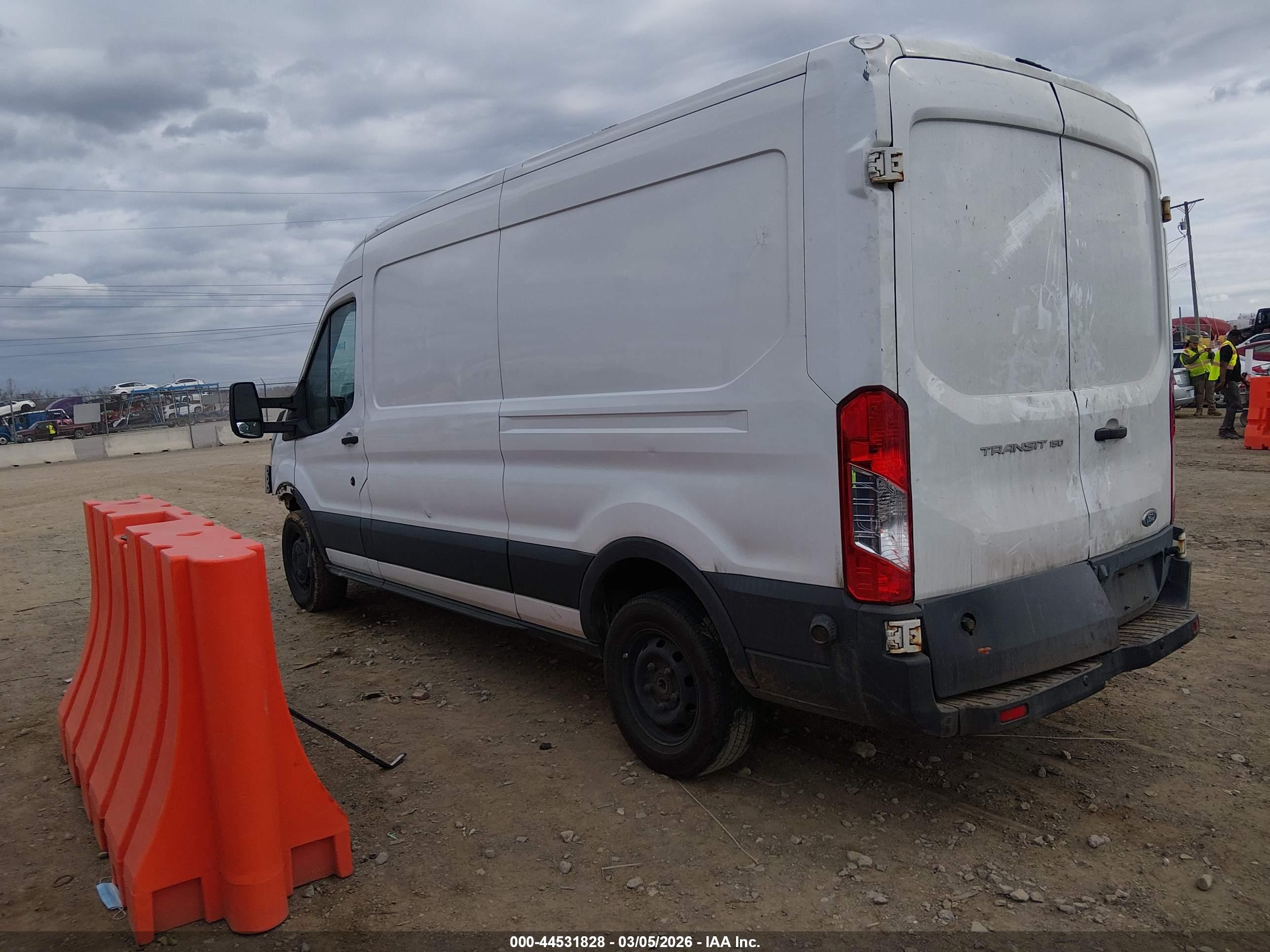 FORD TRANSIT-150 image 3
