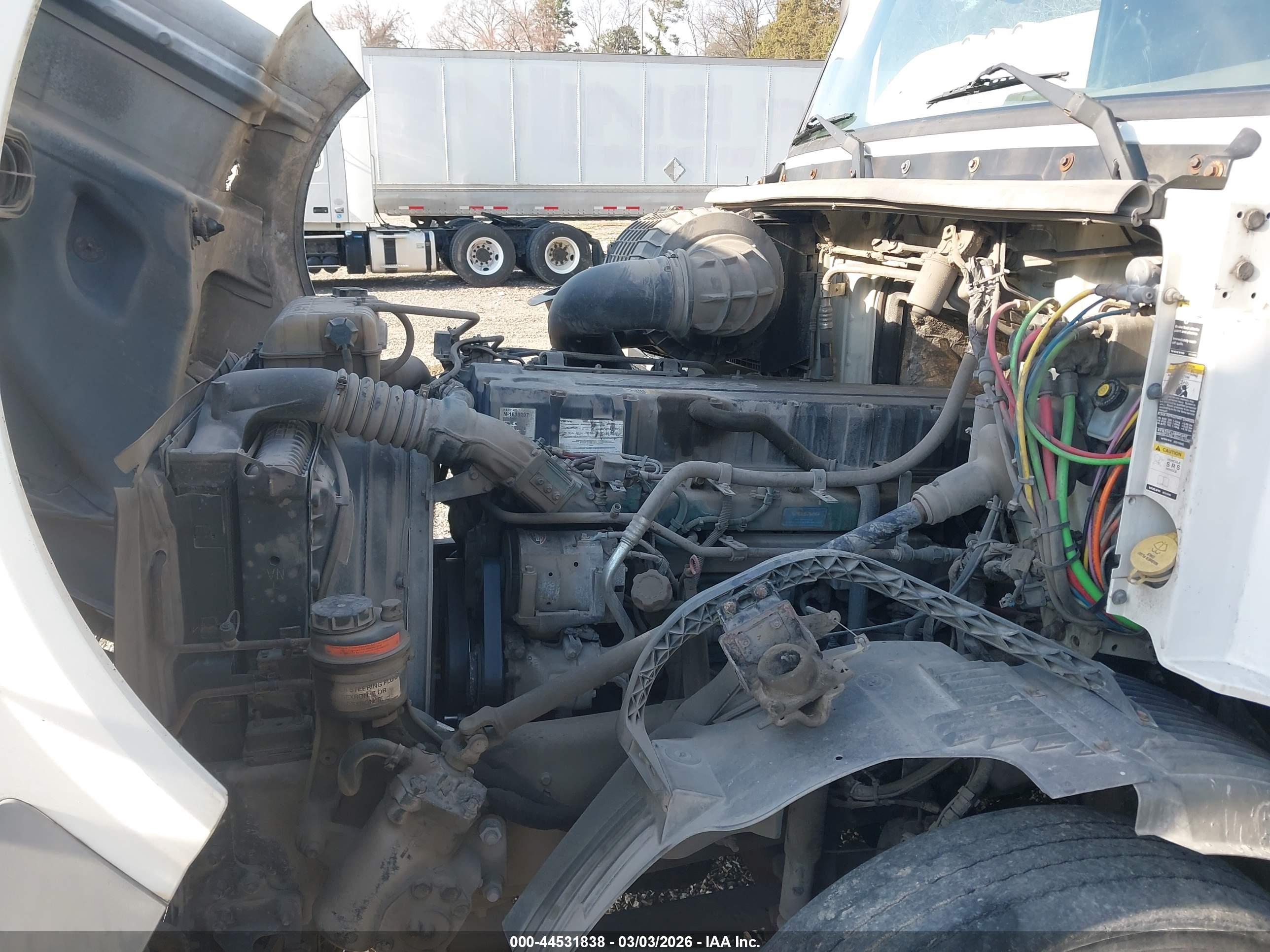 VOLVO VN image 10