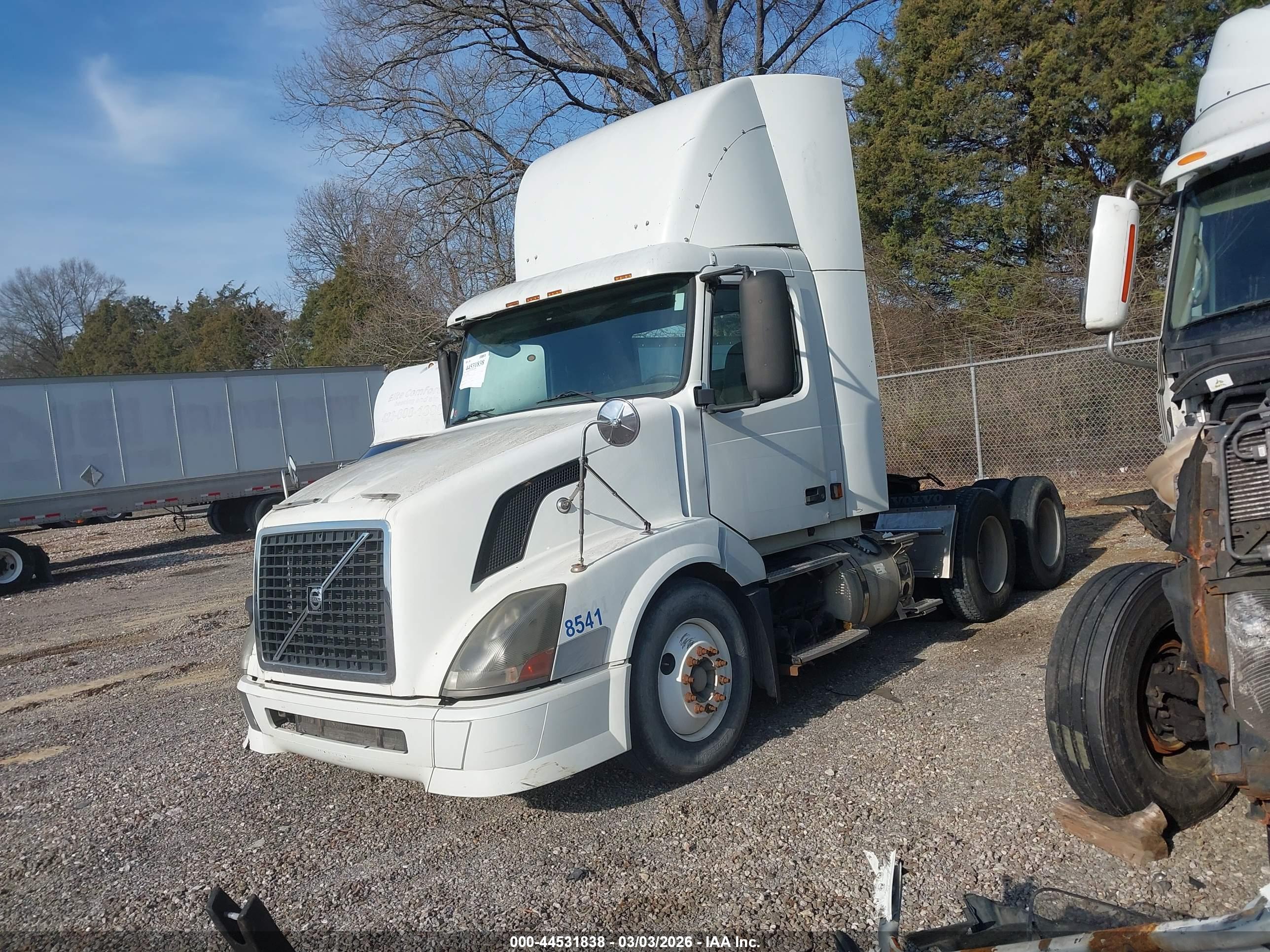 VOLVO VN image 2