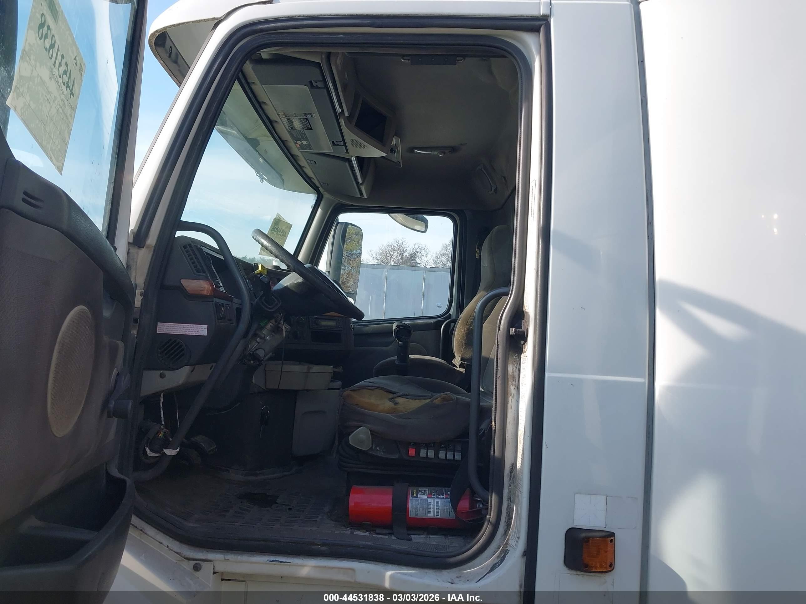 VOLVO VN image 7