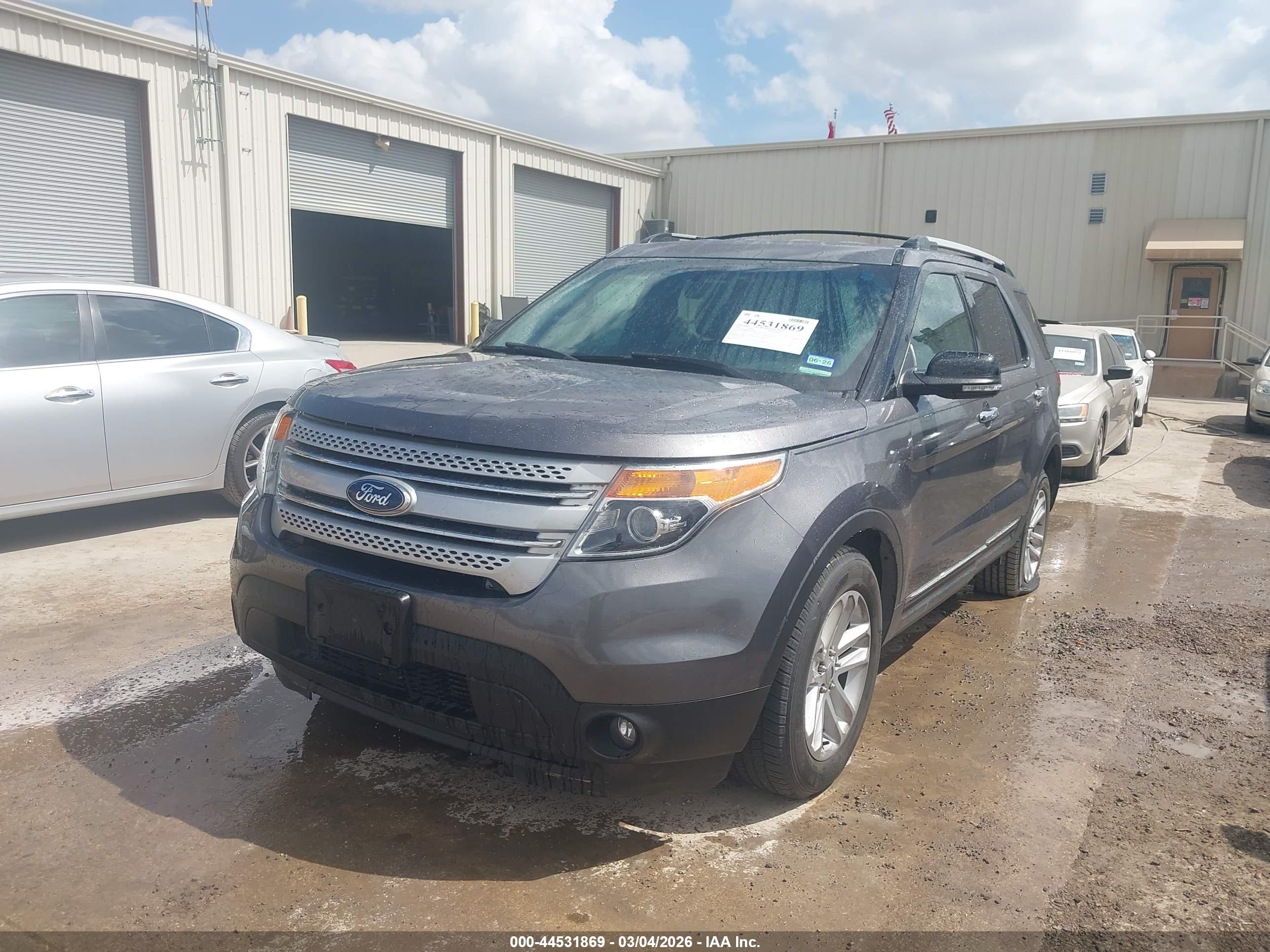 FORD EXPLORER image 2