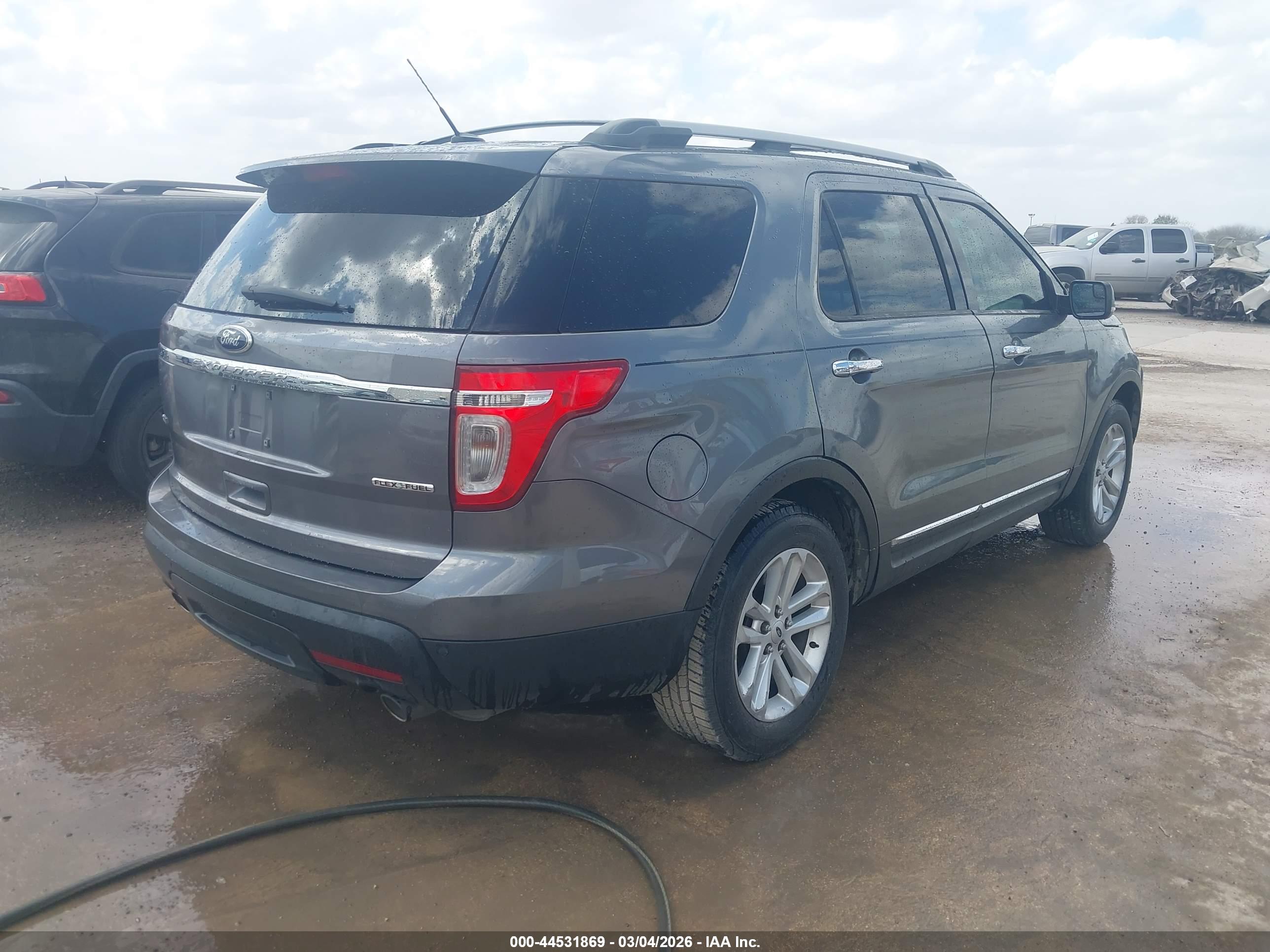 FORD EXPLORER image 4