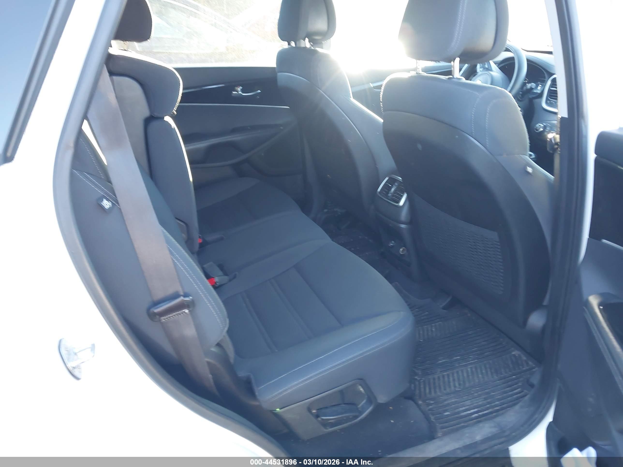 KIA SORENTO image 8