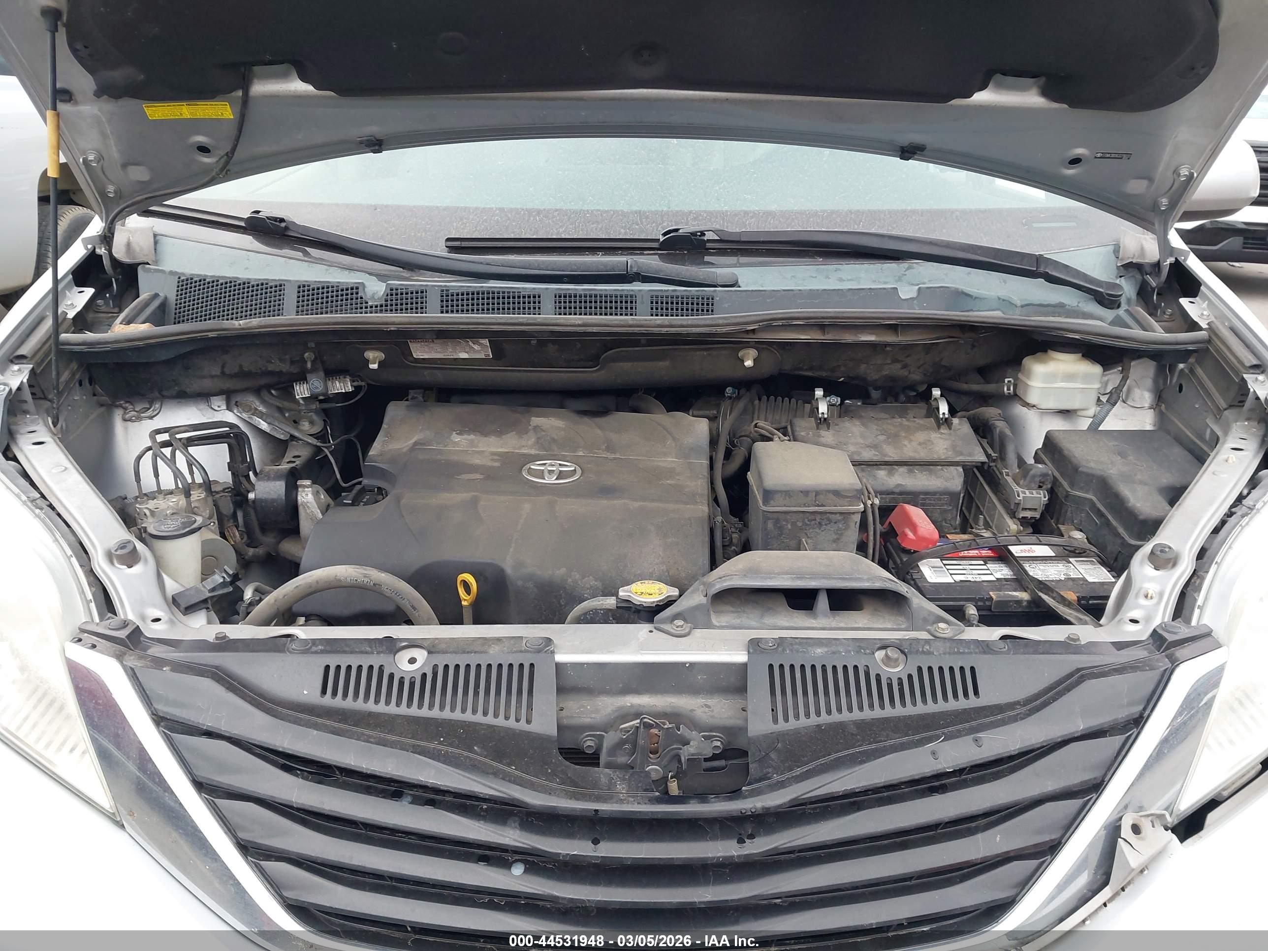 TOYOTA SIENNA image 10