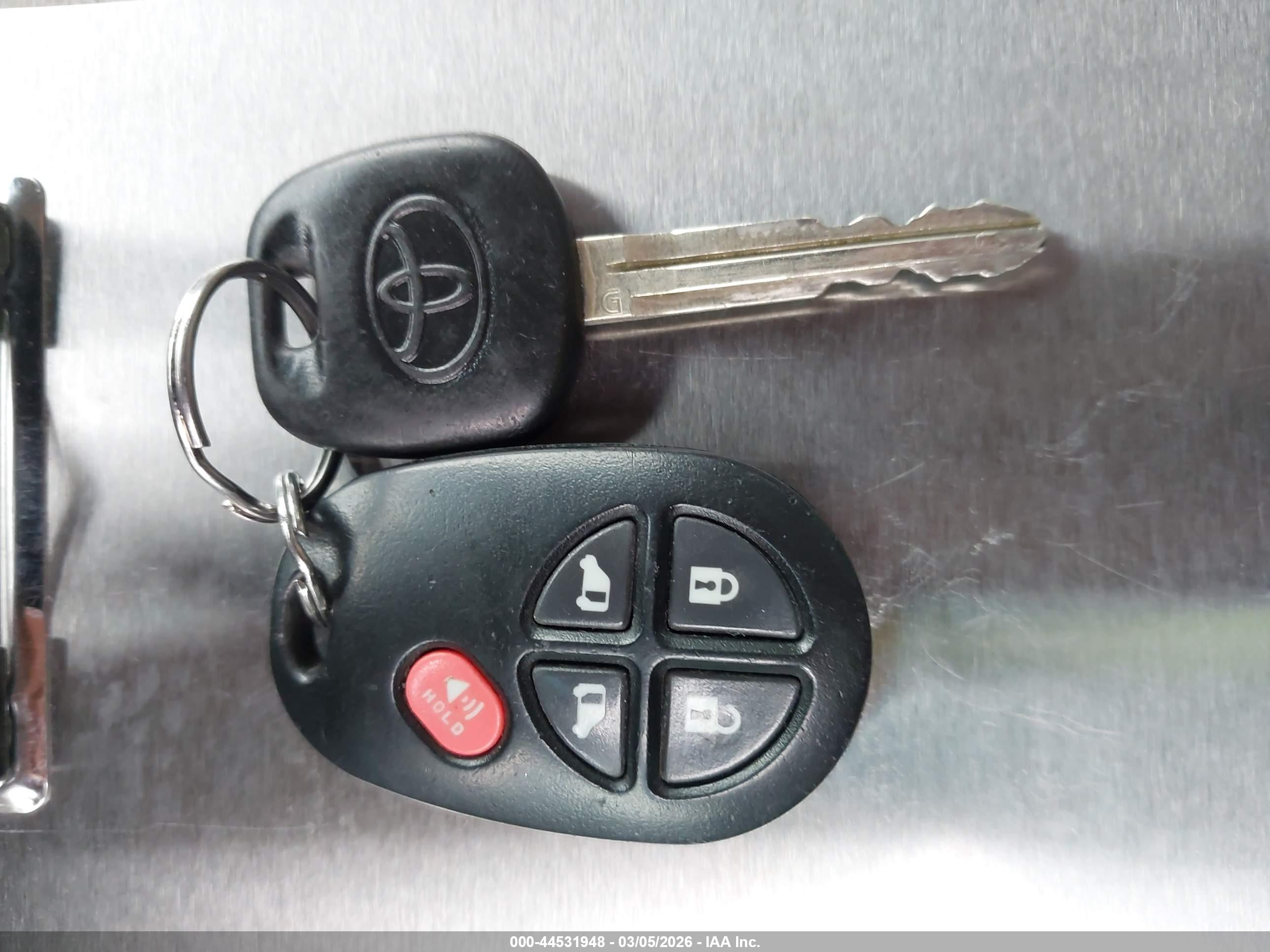 TOYOTA SIENNA image 11