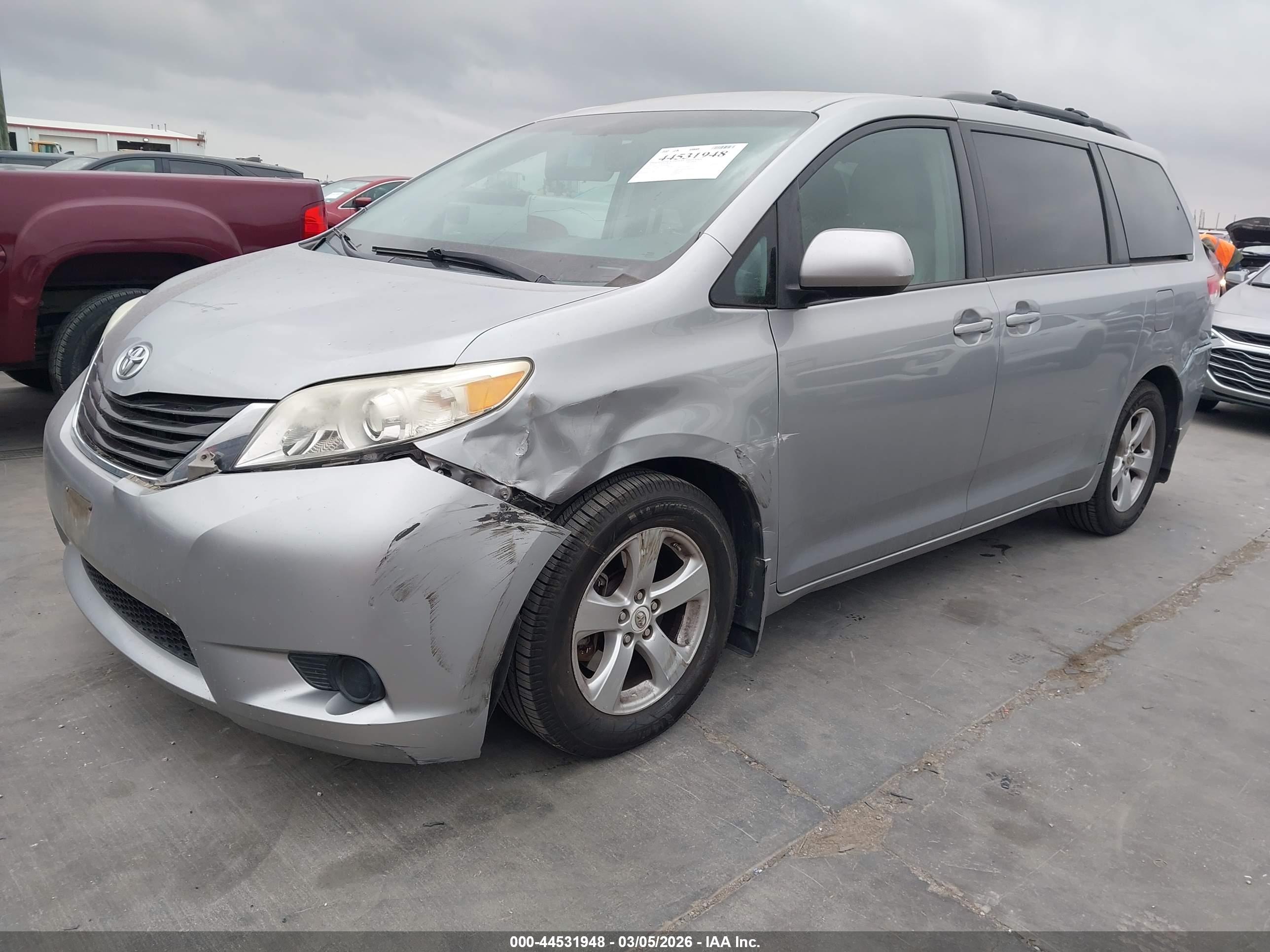 TOYOTA SIENNA image 2