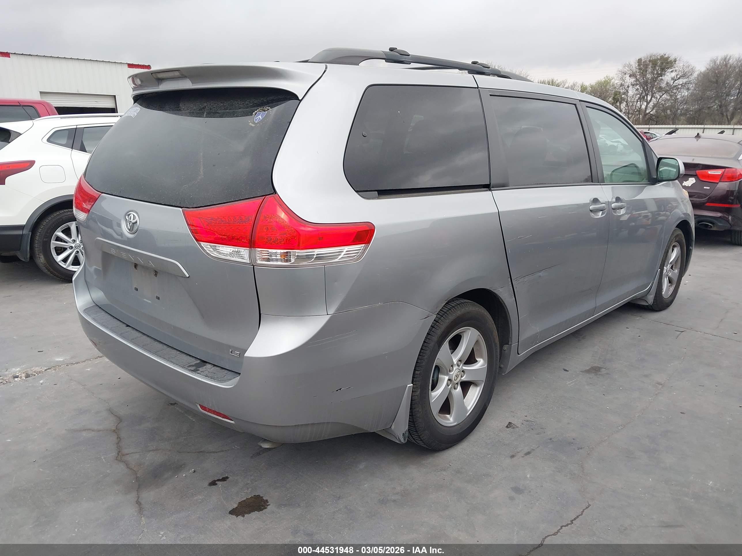 TOYOTA SIENNA image 4