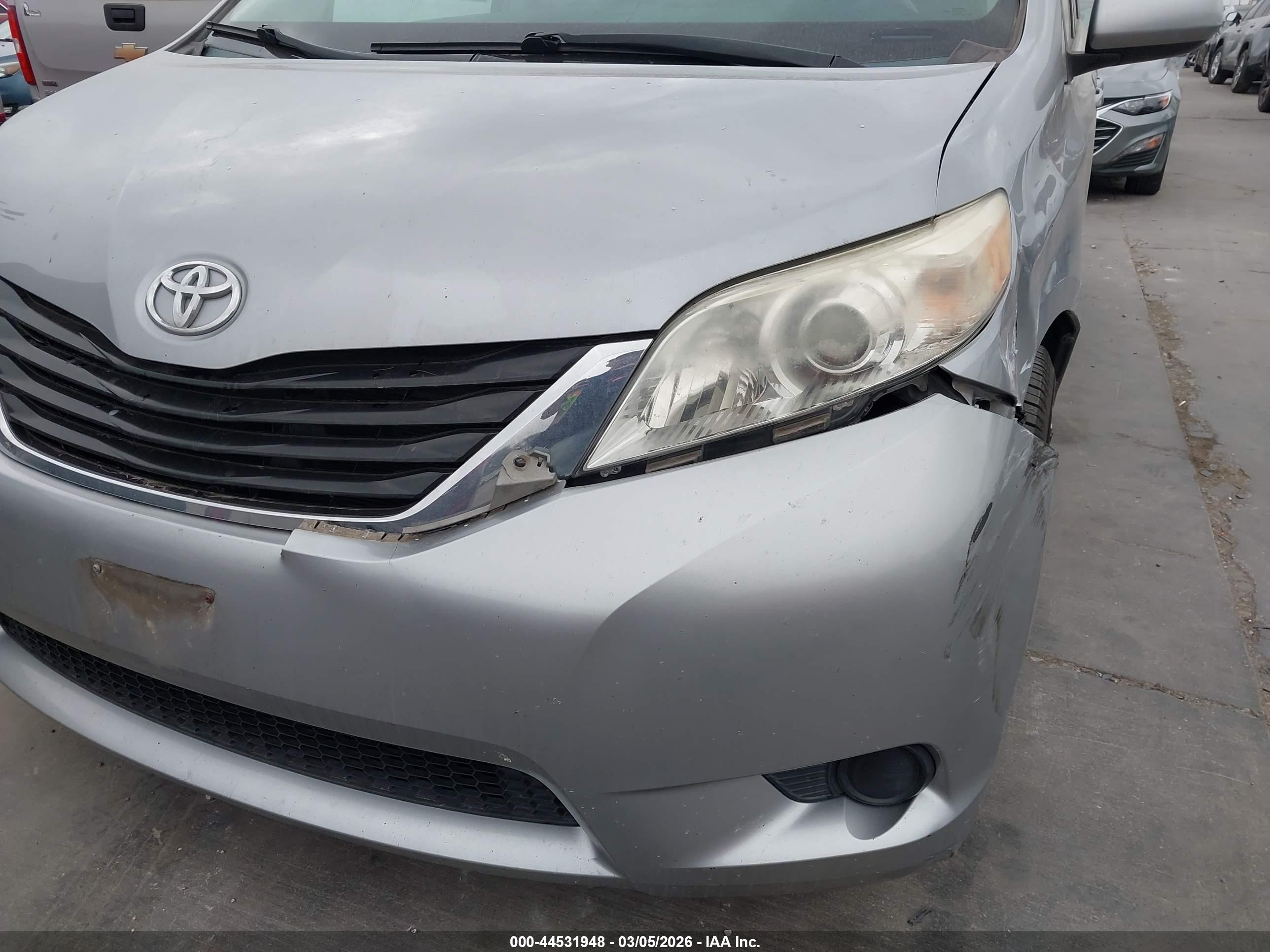 TOYOTA SIENNA image 6