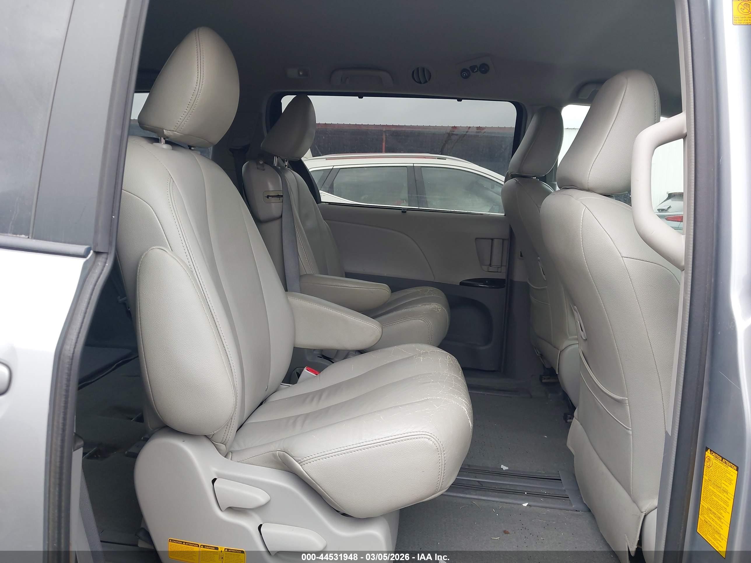 TOYOTA SIENNA image 8