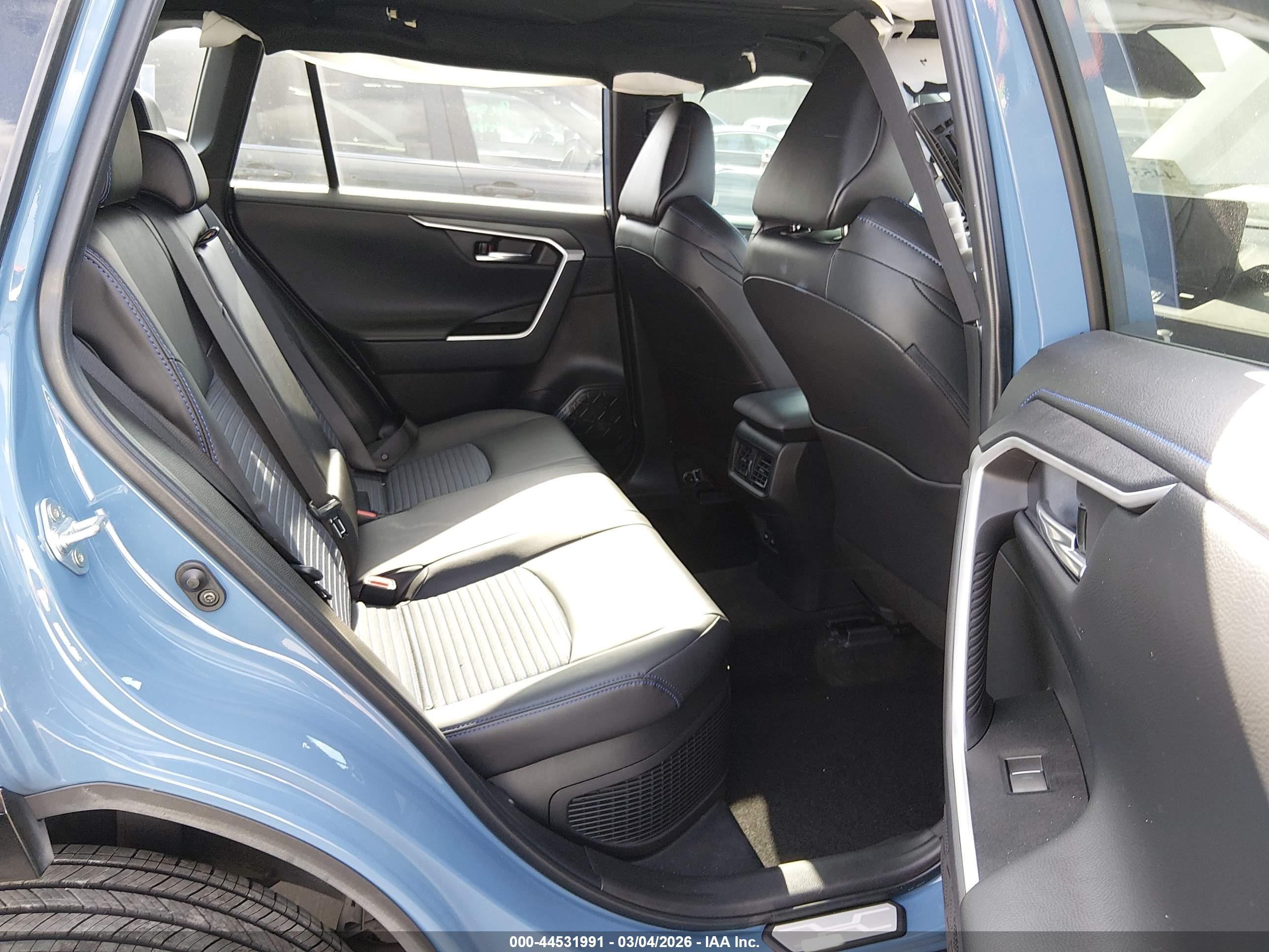 TOYOTA RAV4 image 8