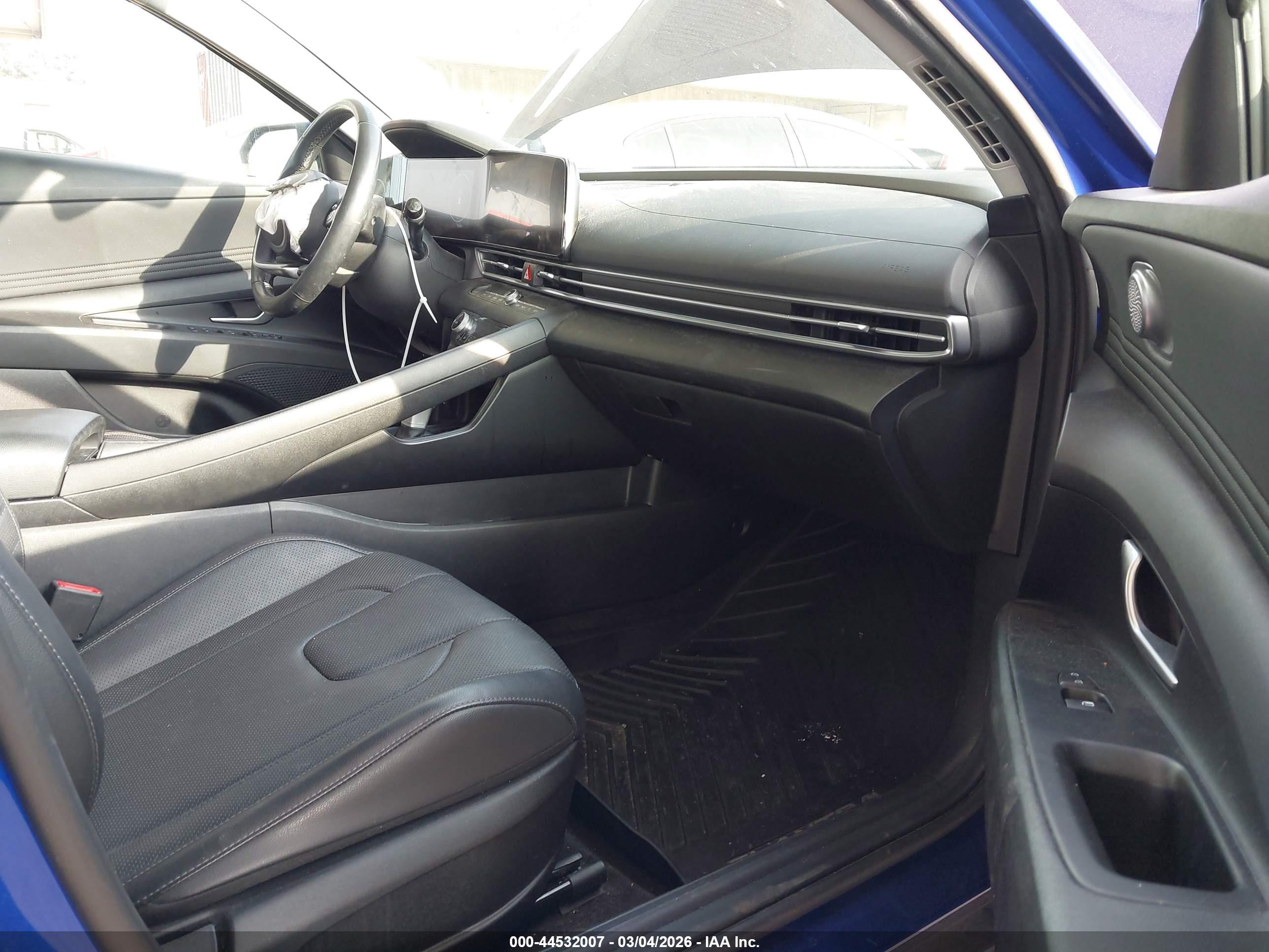 HYUNDAI ELANTRA image 5