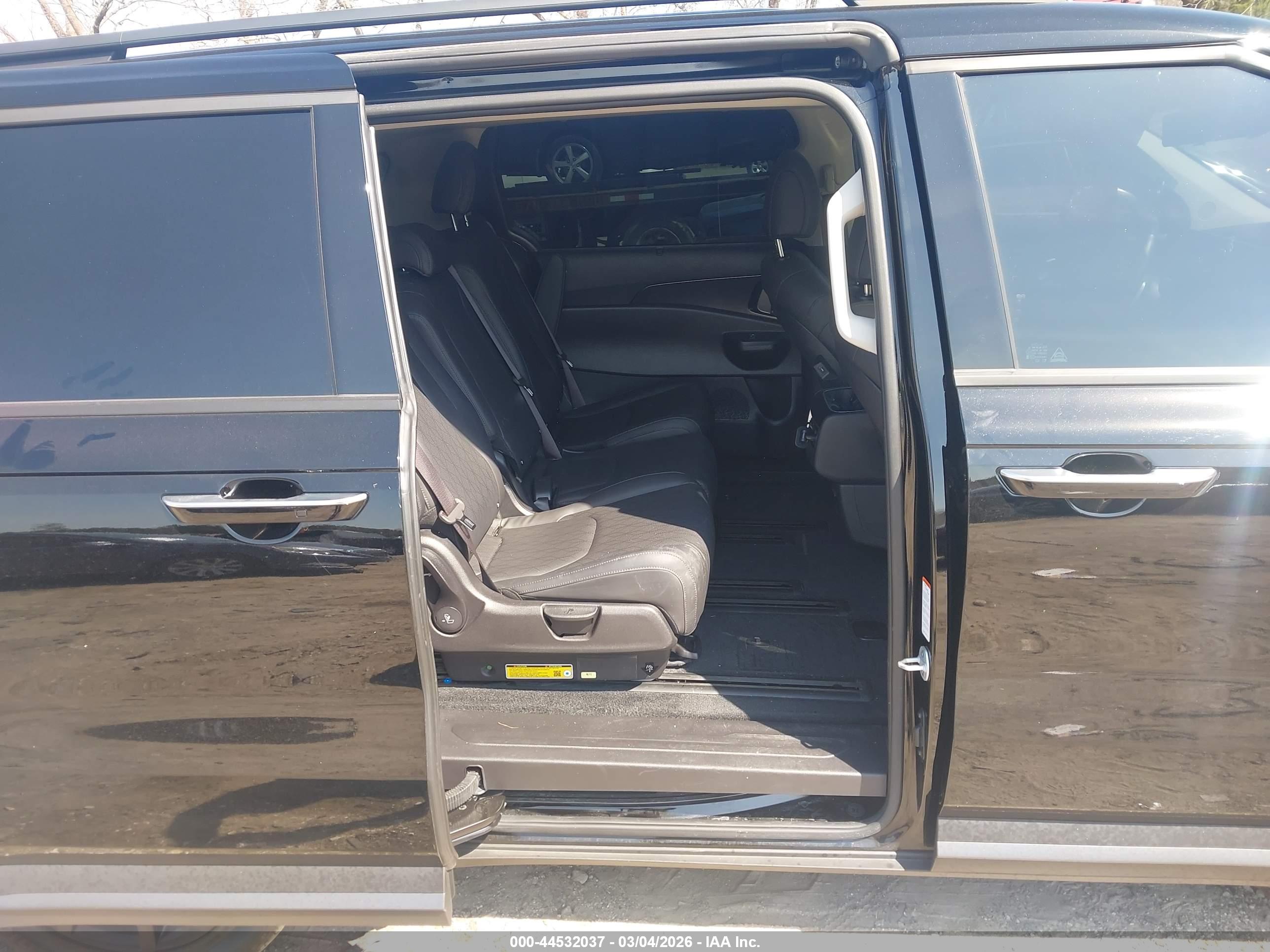 KIA CARNIVAL image 8