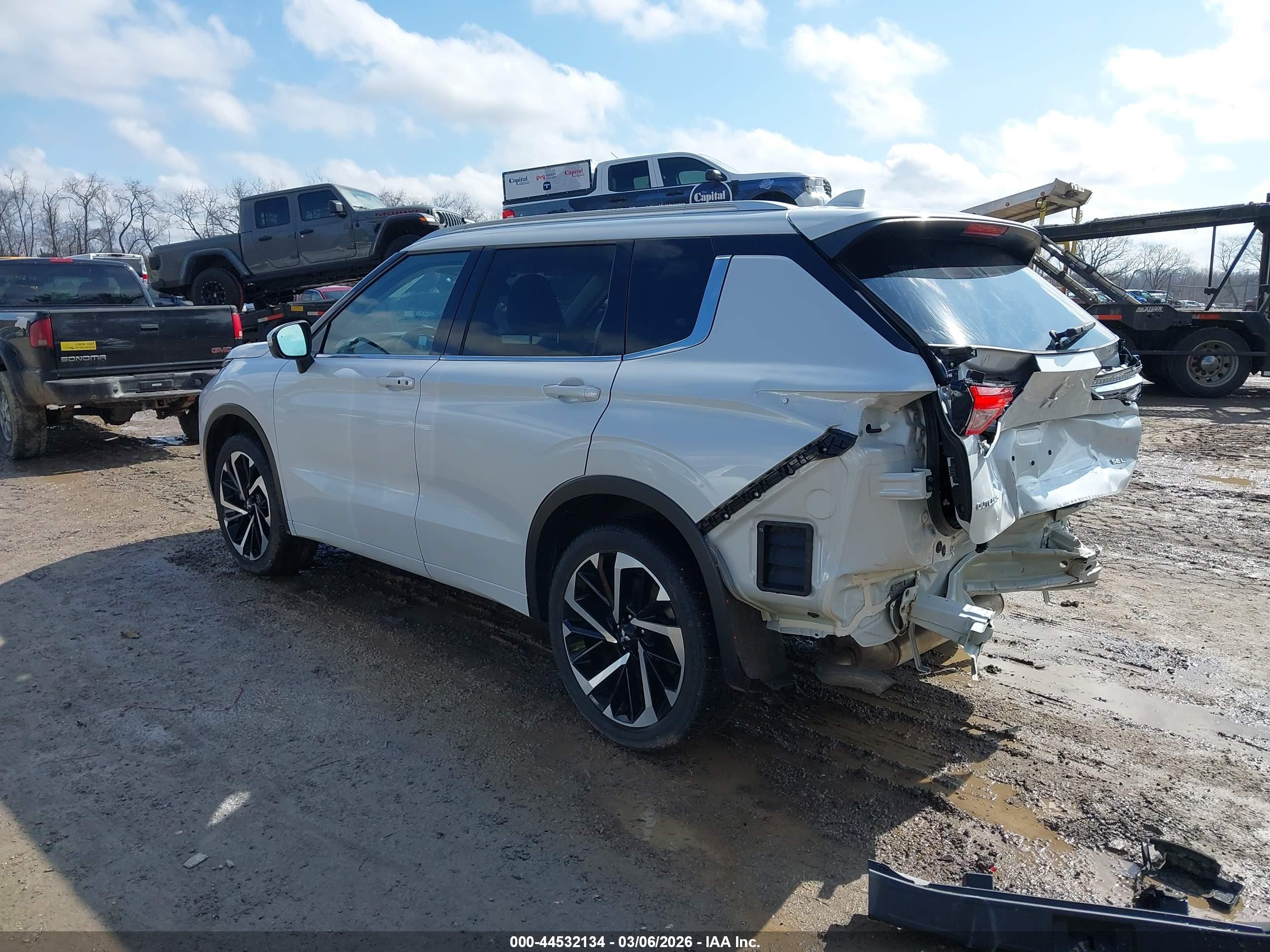MITSUBISHI OUTLANDER image 3