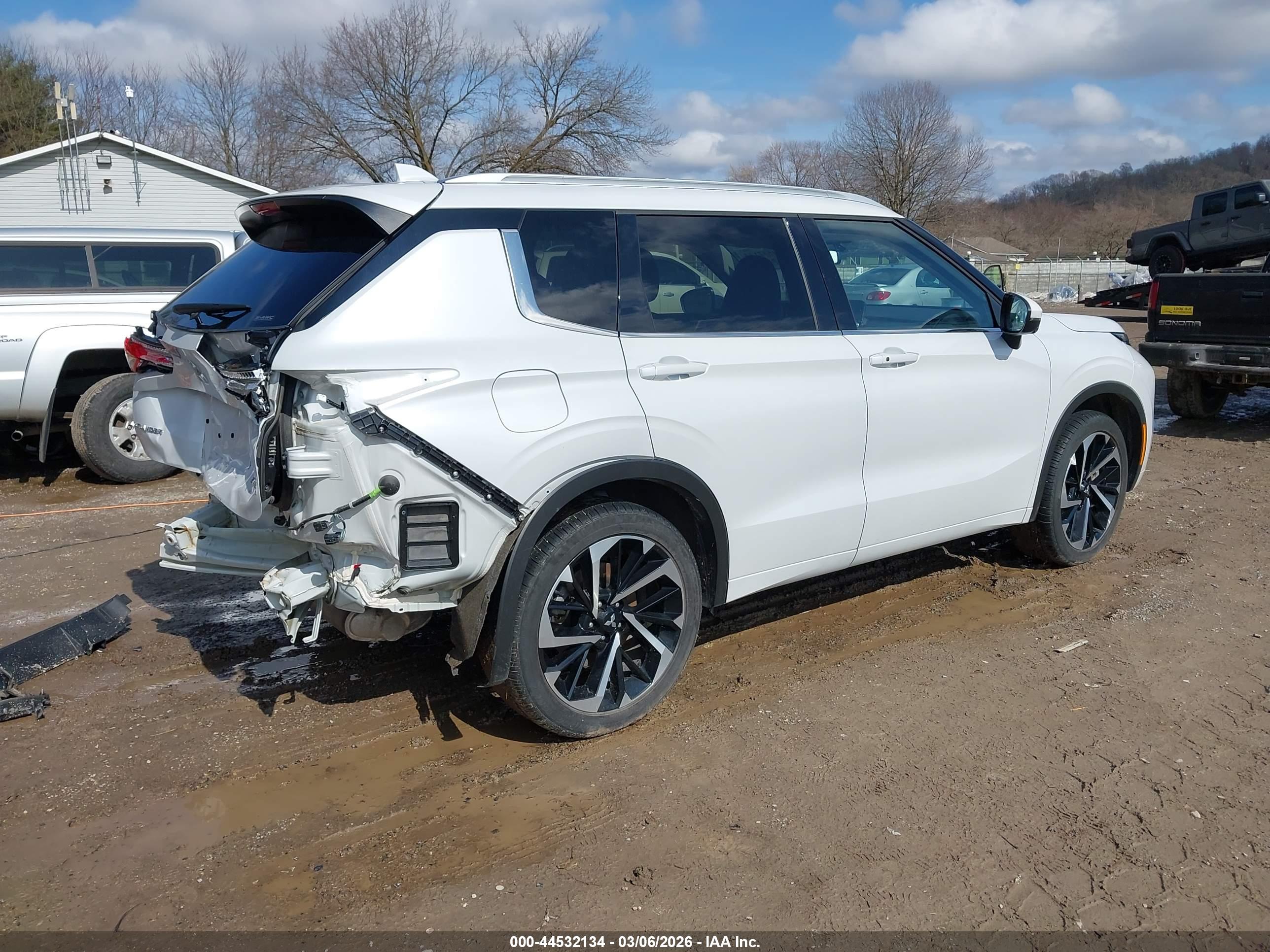MITSUBISHI OUTLANDER image 4