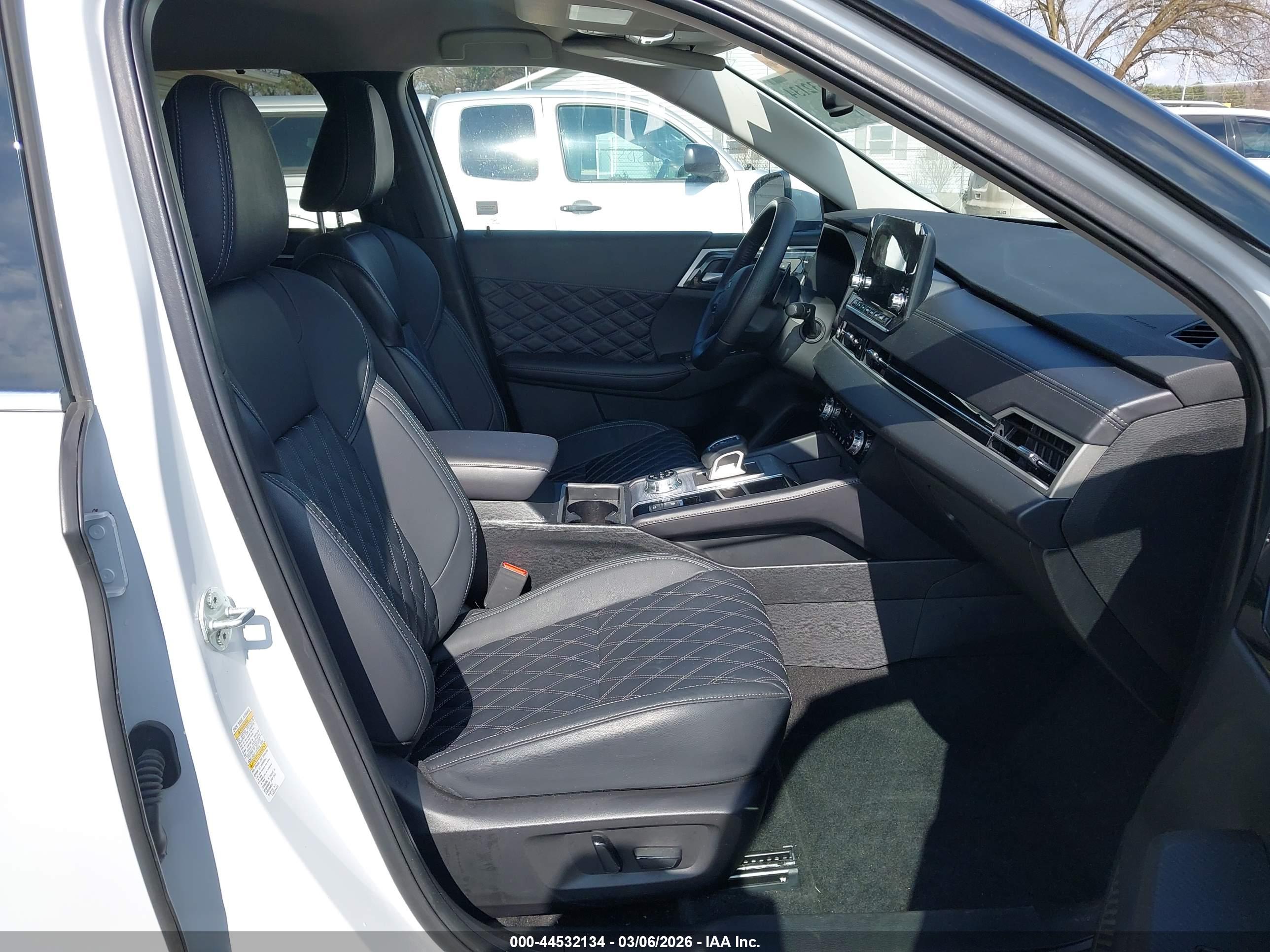 MITSUBISHI OUTLANDER image 5