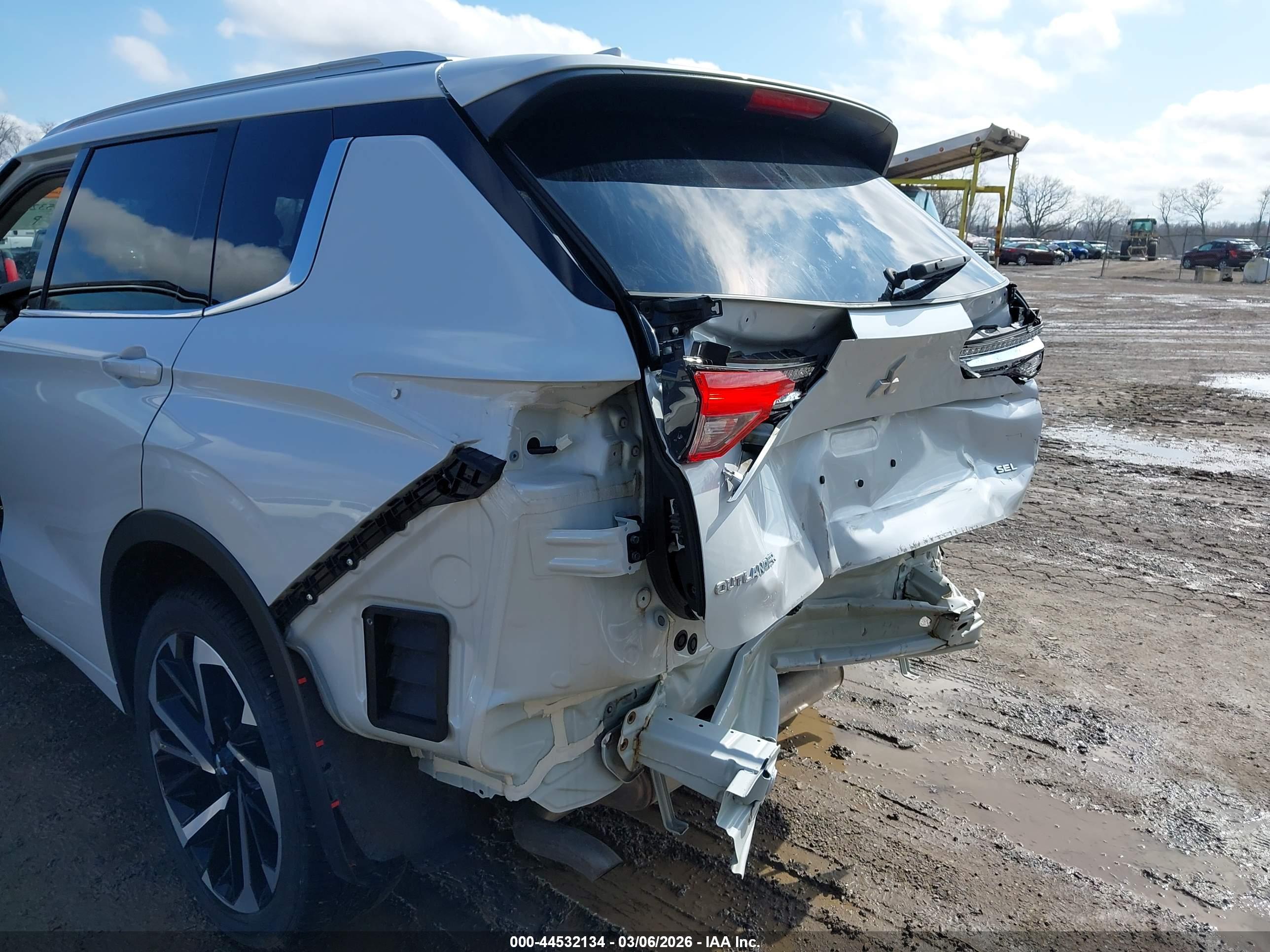 MITSUBISHI OUTLANDER image 6