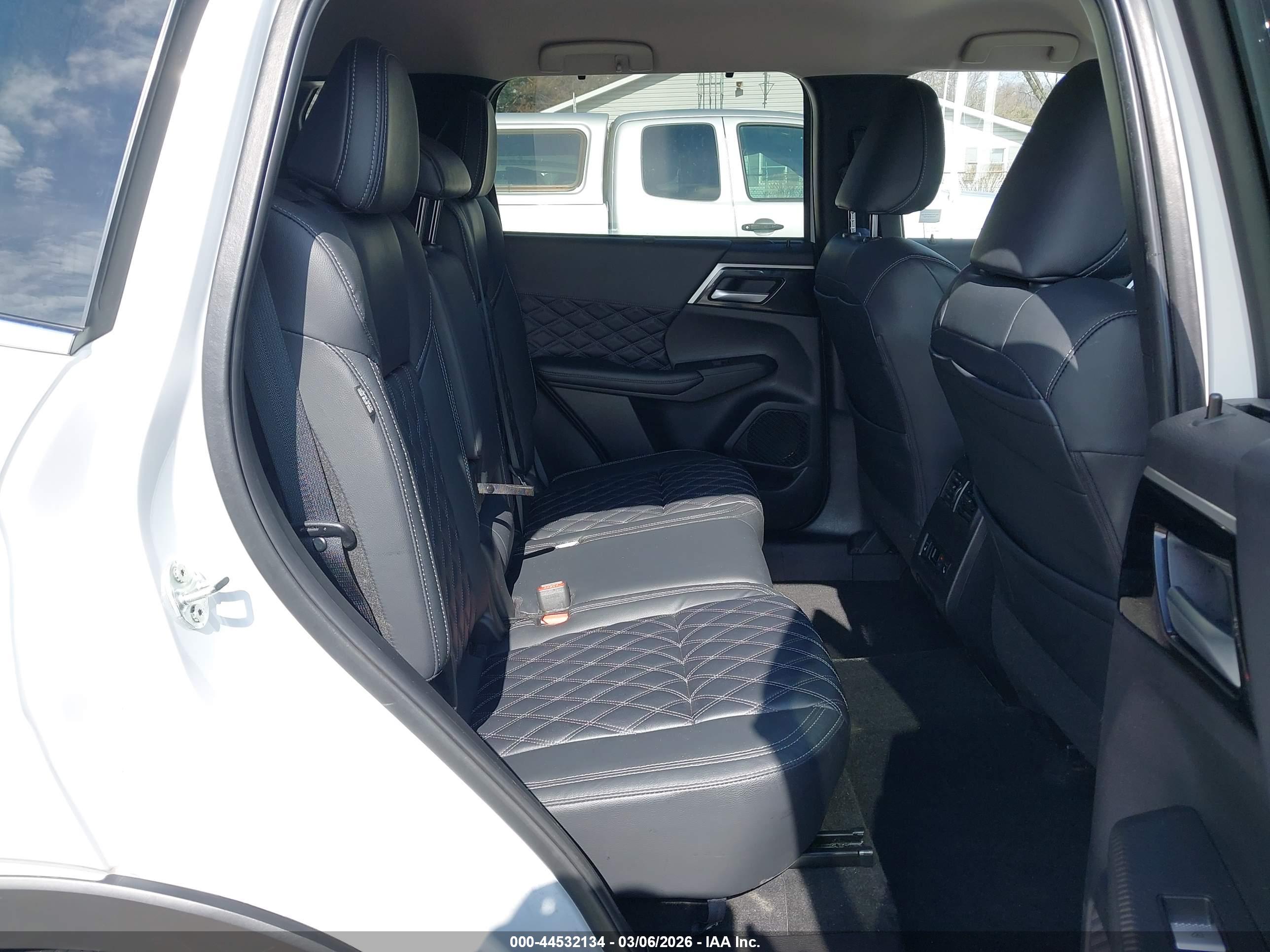 MITSUBISHI OUTLANDER image 8